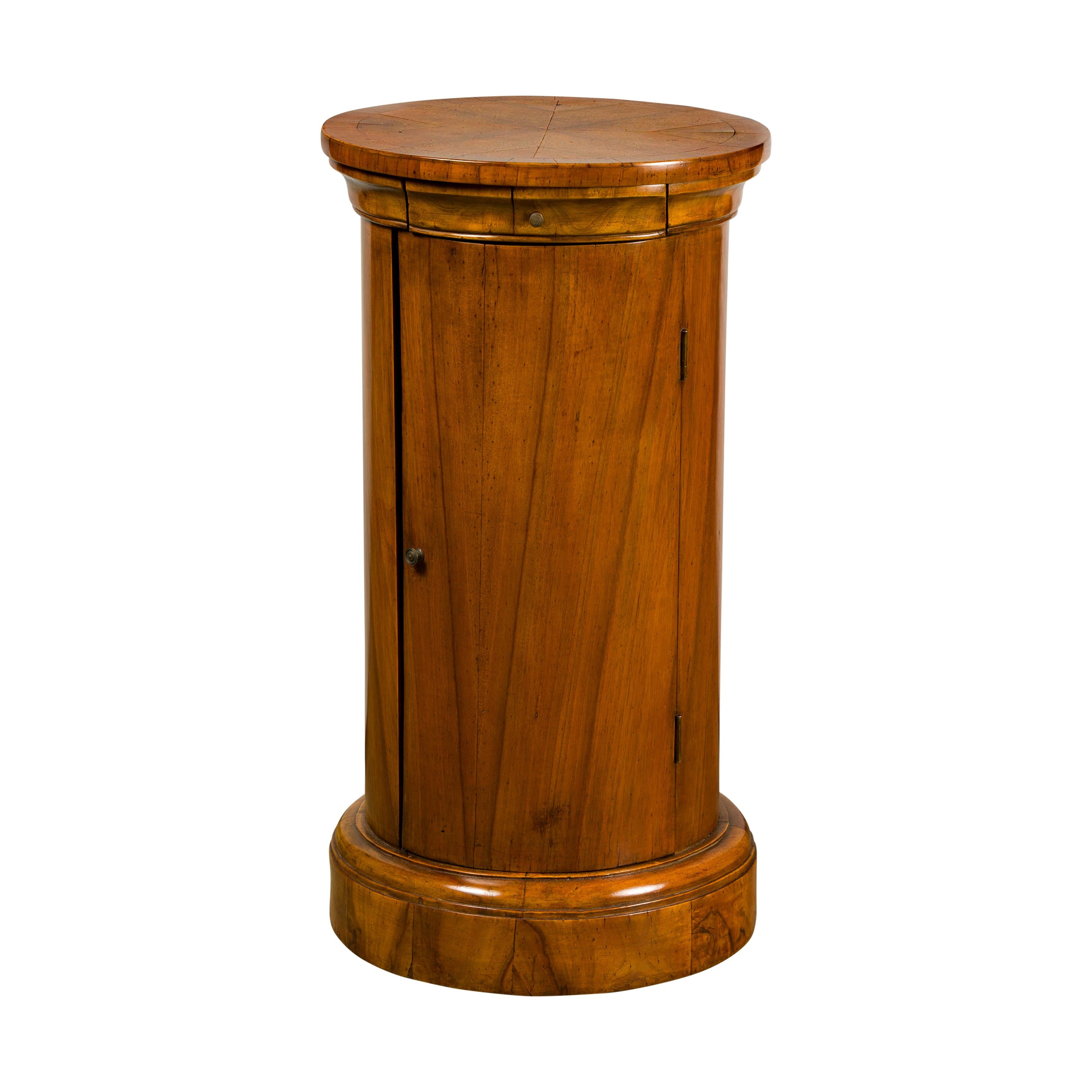 Italian 19th Century Walnut Drum Table with Single Door and Bookmatched Top For Sale 7