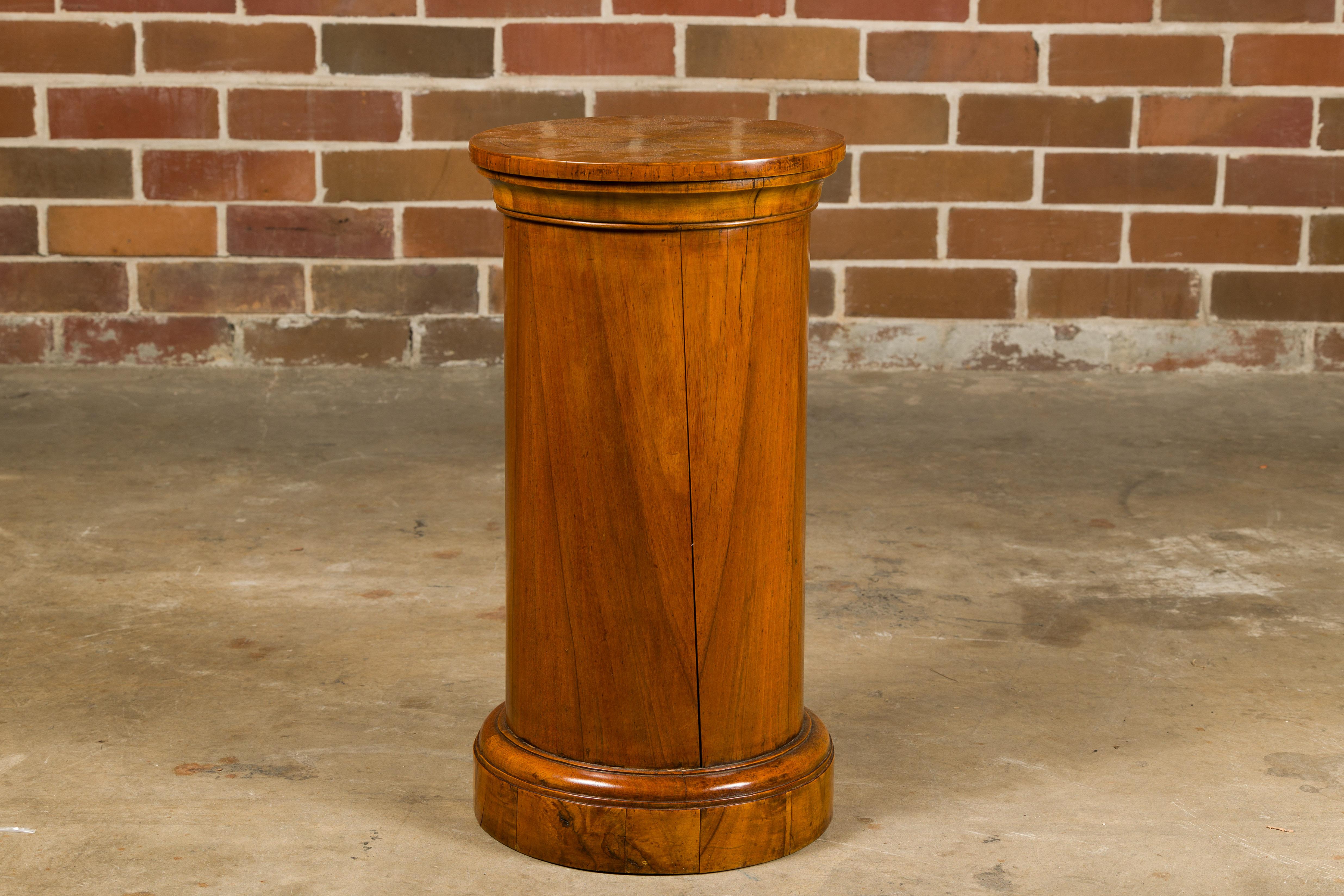 Italian 19th Century Walnut Drum Table with Single Door and Bookmatched Top For Sale 1
