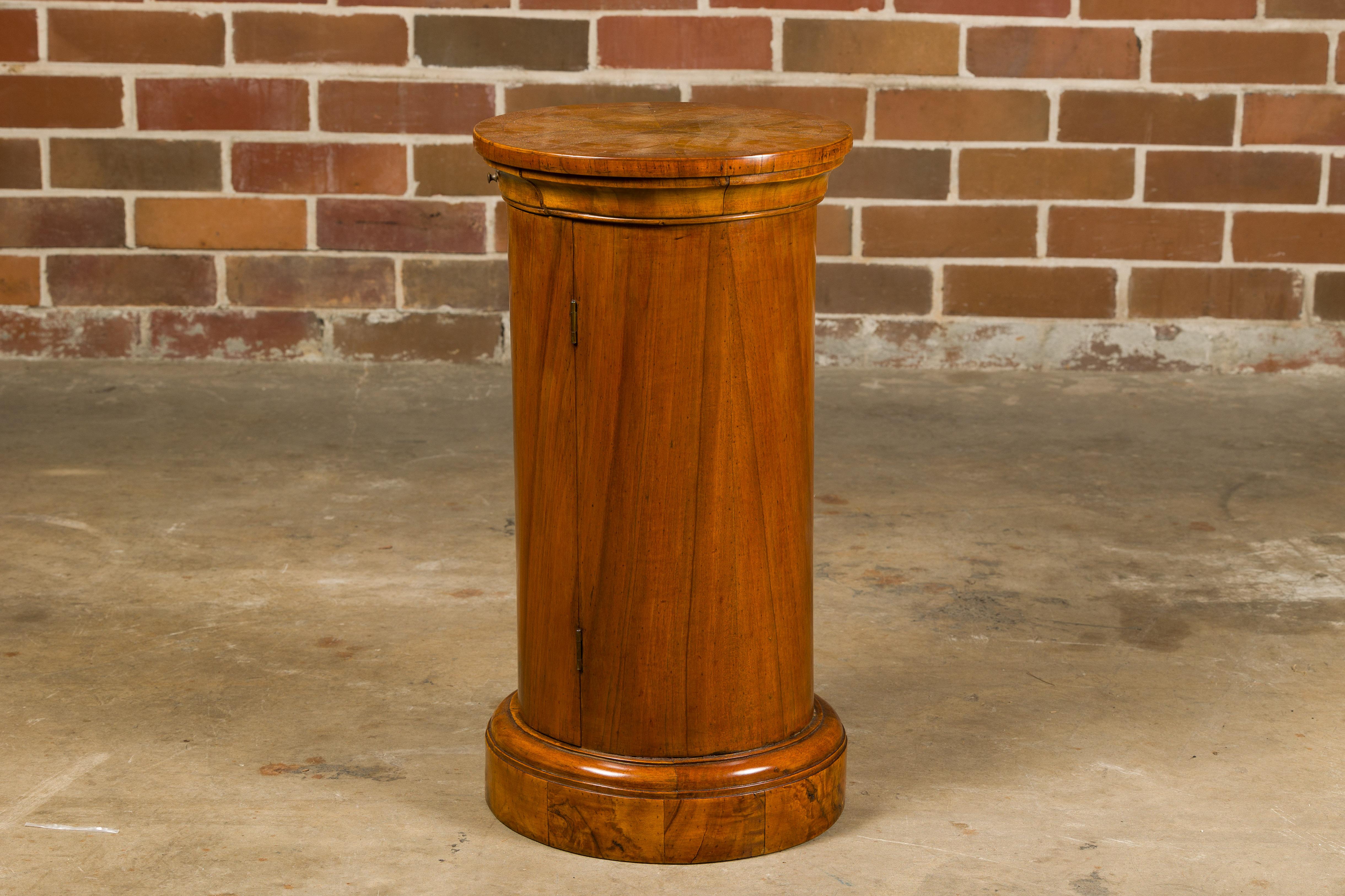 Italian 19th Century Walnut Drum Table with Single Door and Bookmatched Top For Sale 2