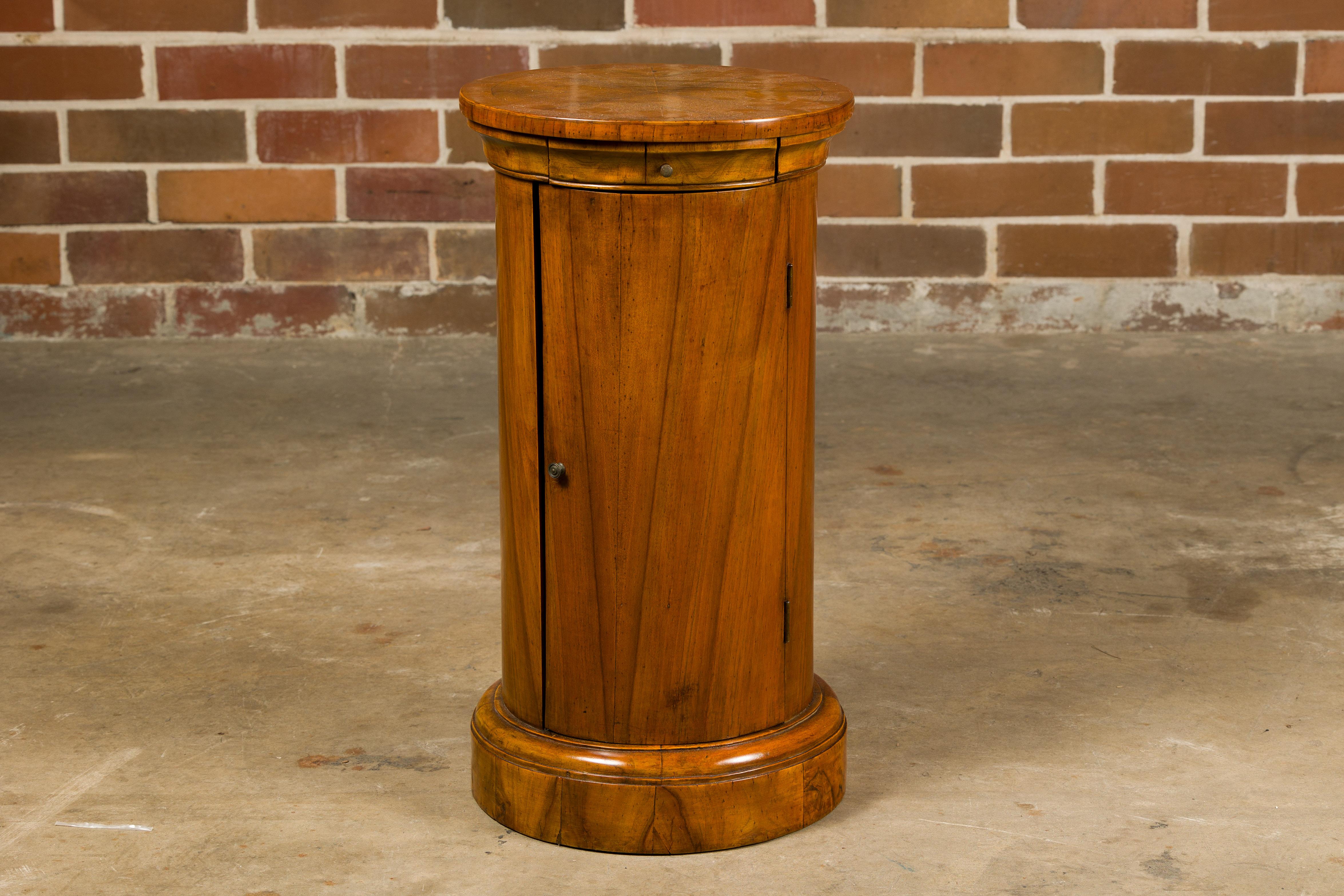Italian 19th Century Walnut Drum Table with Single Door and Bookmatched Top For Sale 3