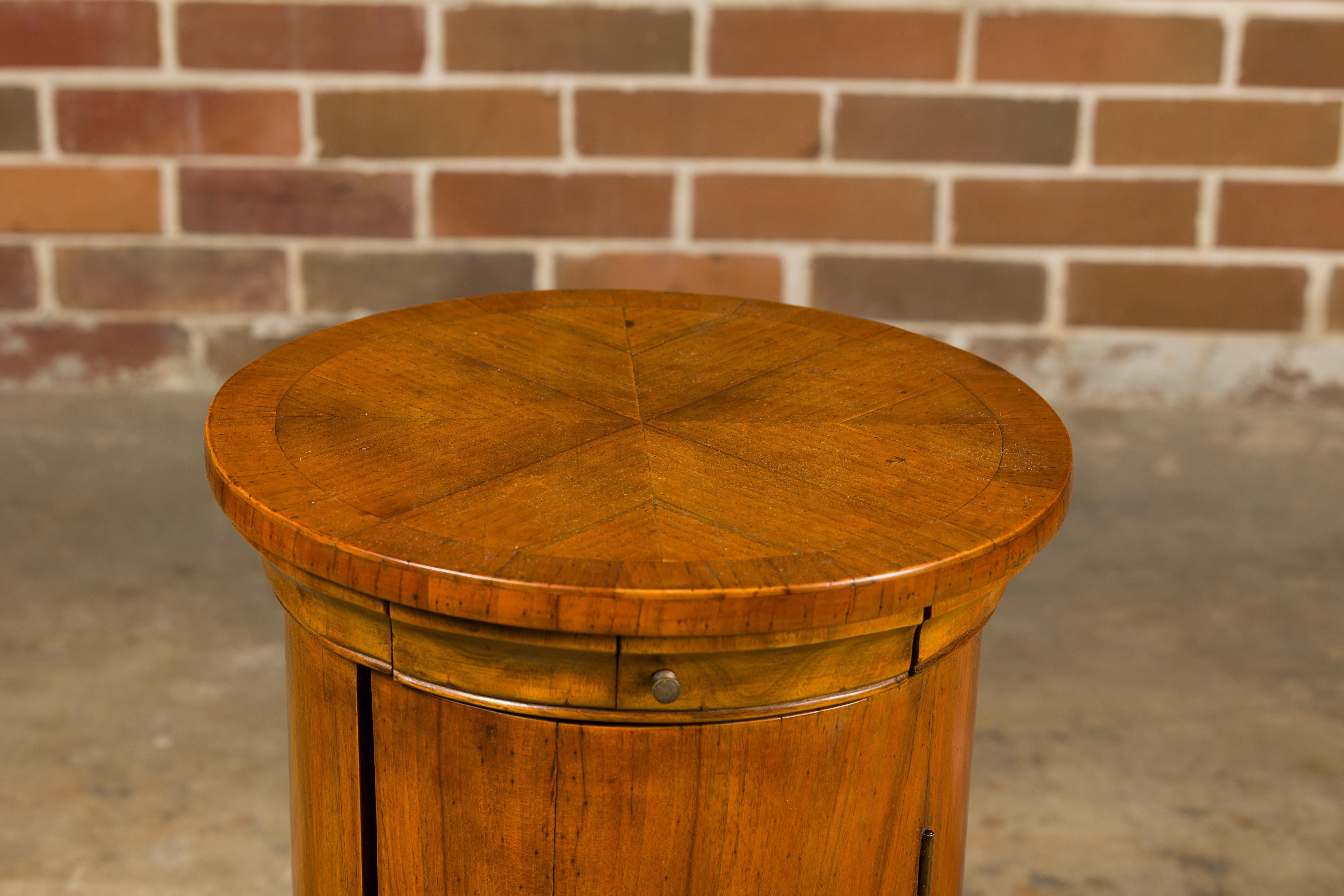 Italian 19th Century Walnut Drum Table with Single Door and Bookmatched Top For Sale 4
