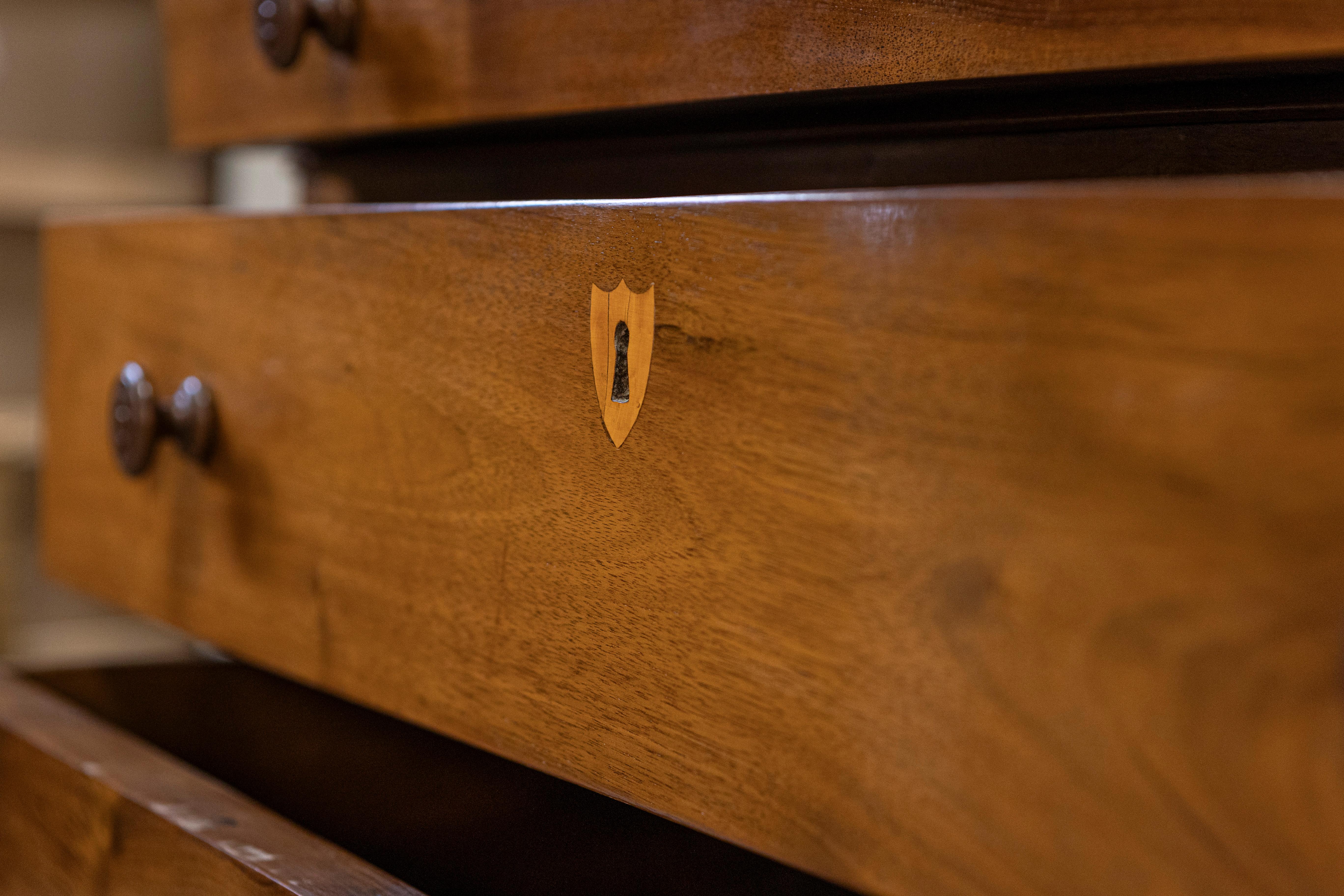Commodo a quattro cassetti in legno di noce del XIX secolo con scure a forma di scudo in vendita 4