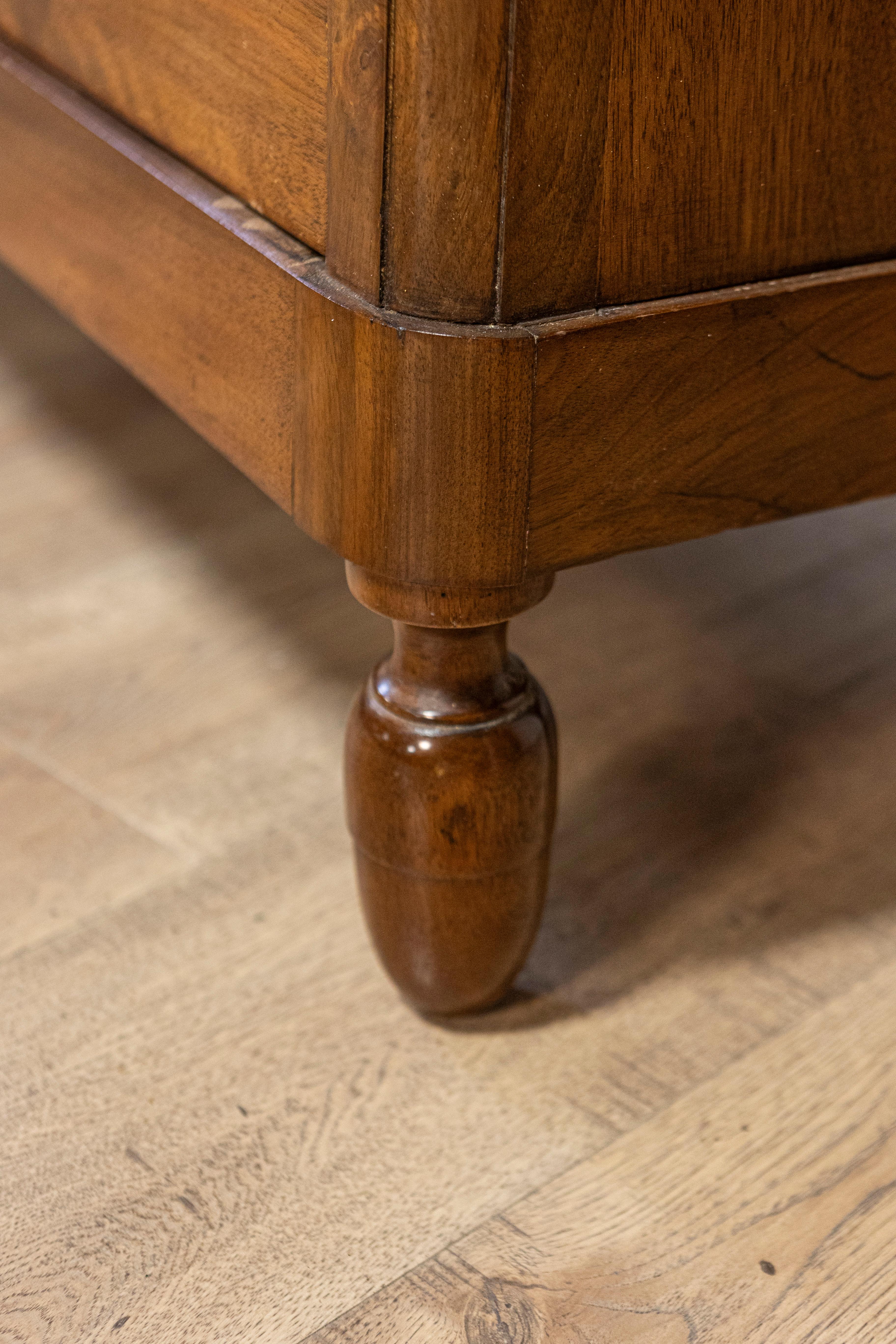 Commodo a quattro cassetti in legno di noce del XIX secolo con scure a forma di scudo in vendita 5