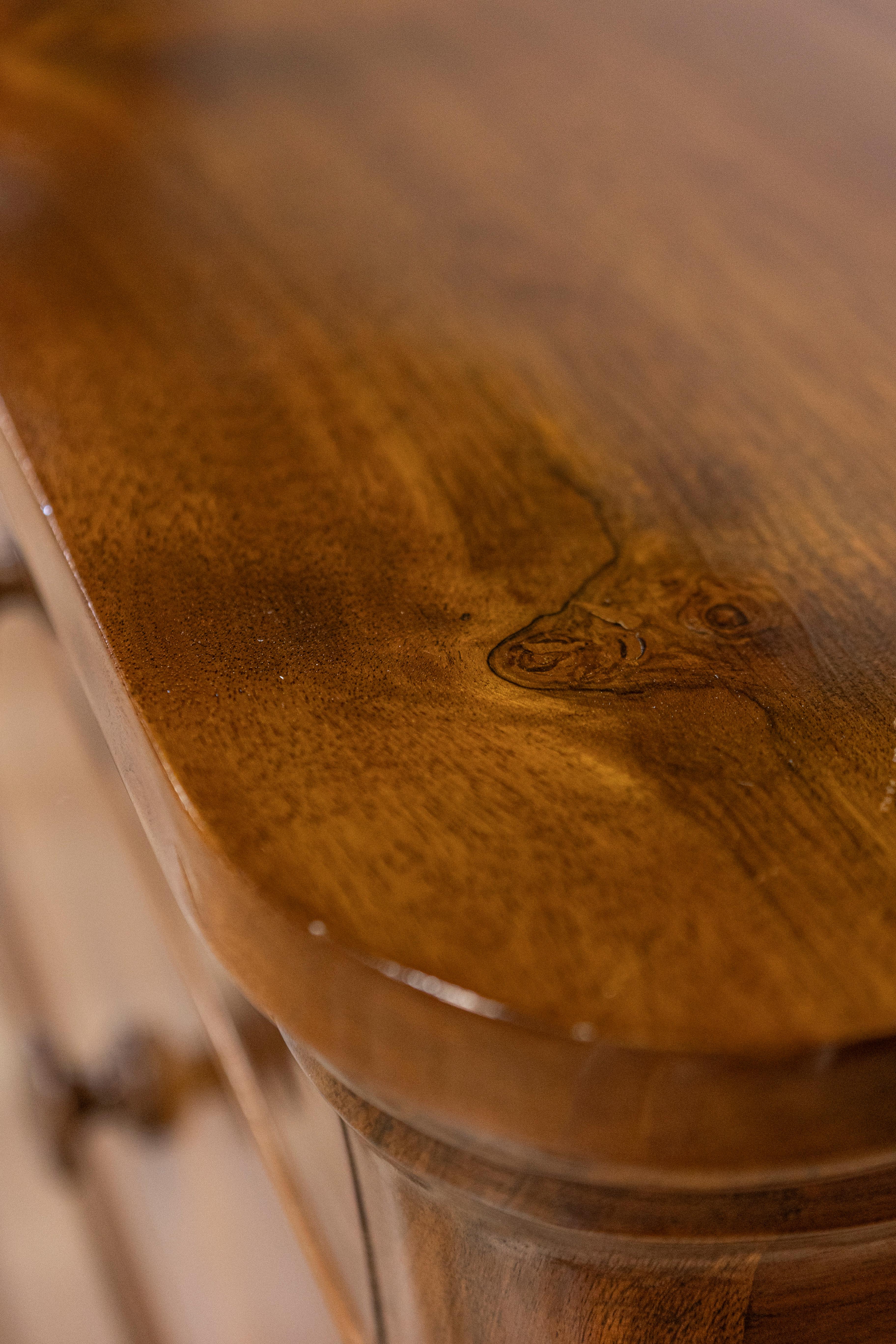 Commodo a quattro cassetti in legno di noce del XIX secolo con scure a forma di scudo in vendita 6