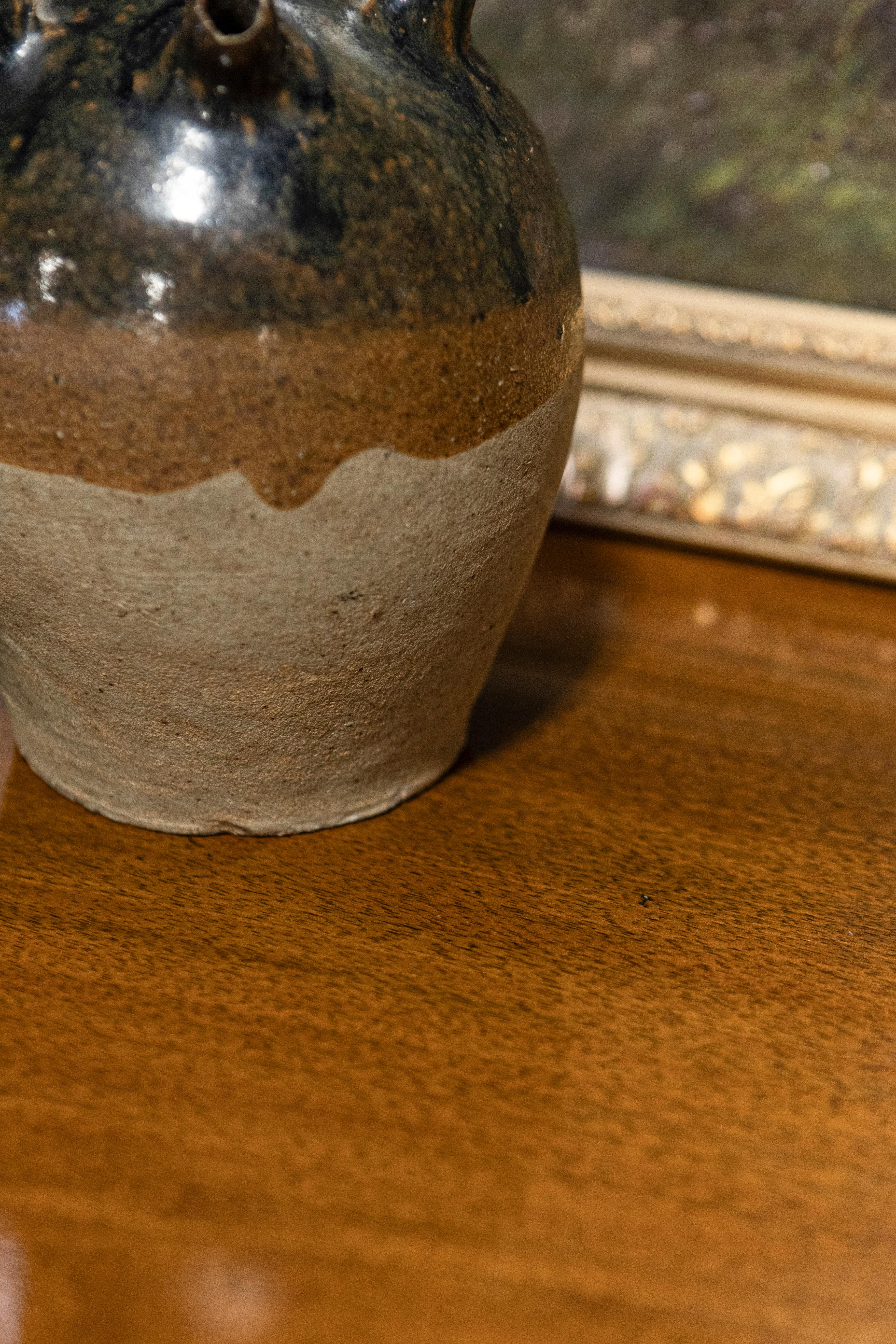 Commodo a quattro cassetti in legno di noce del XIX secolo con scure a forma di scudo in vendita 8