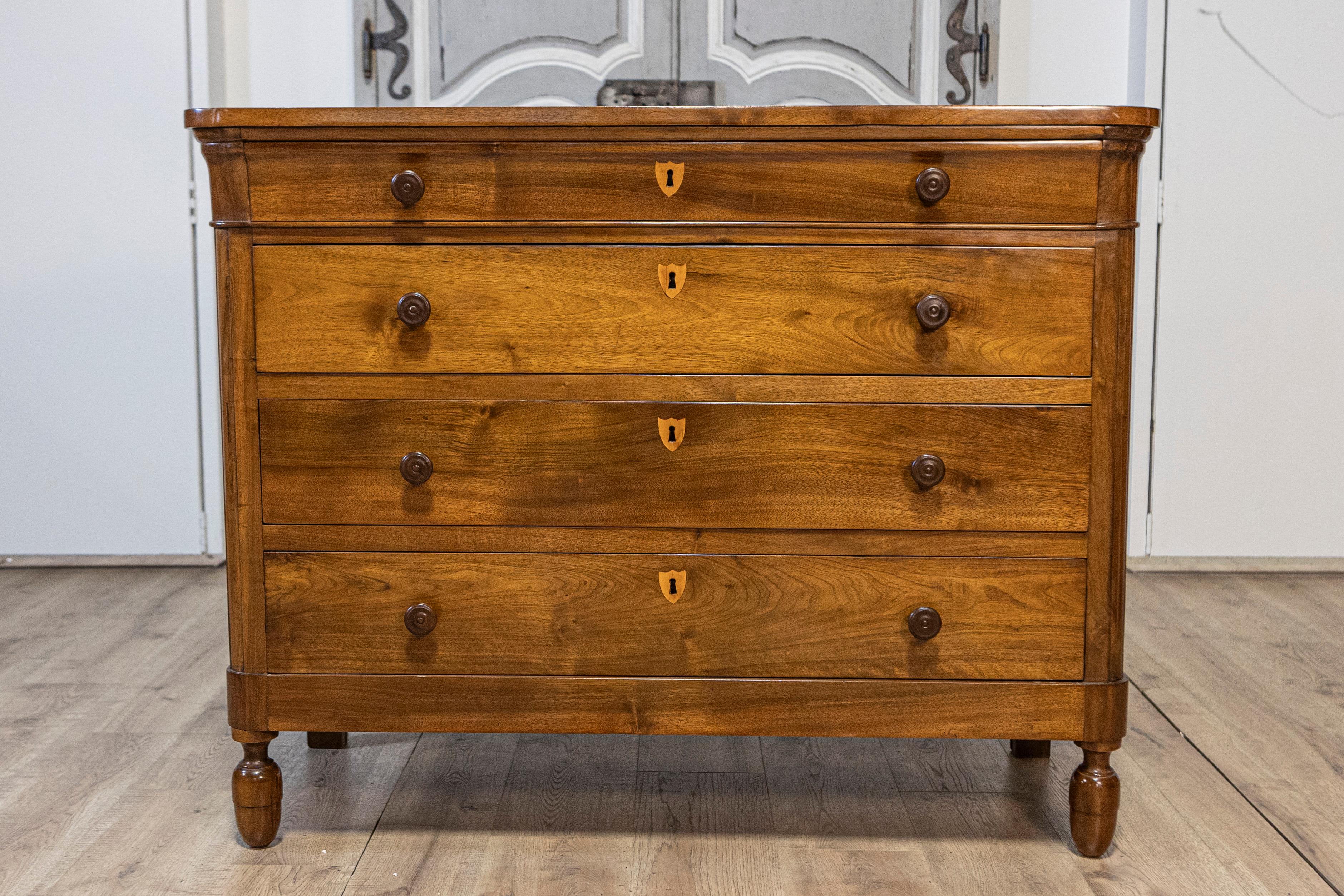 Italiano Commodo a quattro cassetti in legno di noce del XIX secolo con scure a forma di scudo in vendita
