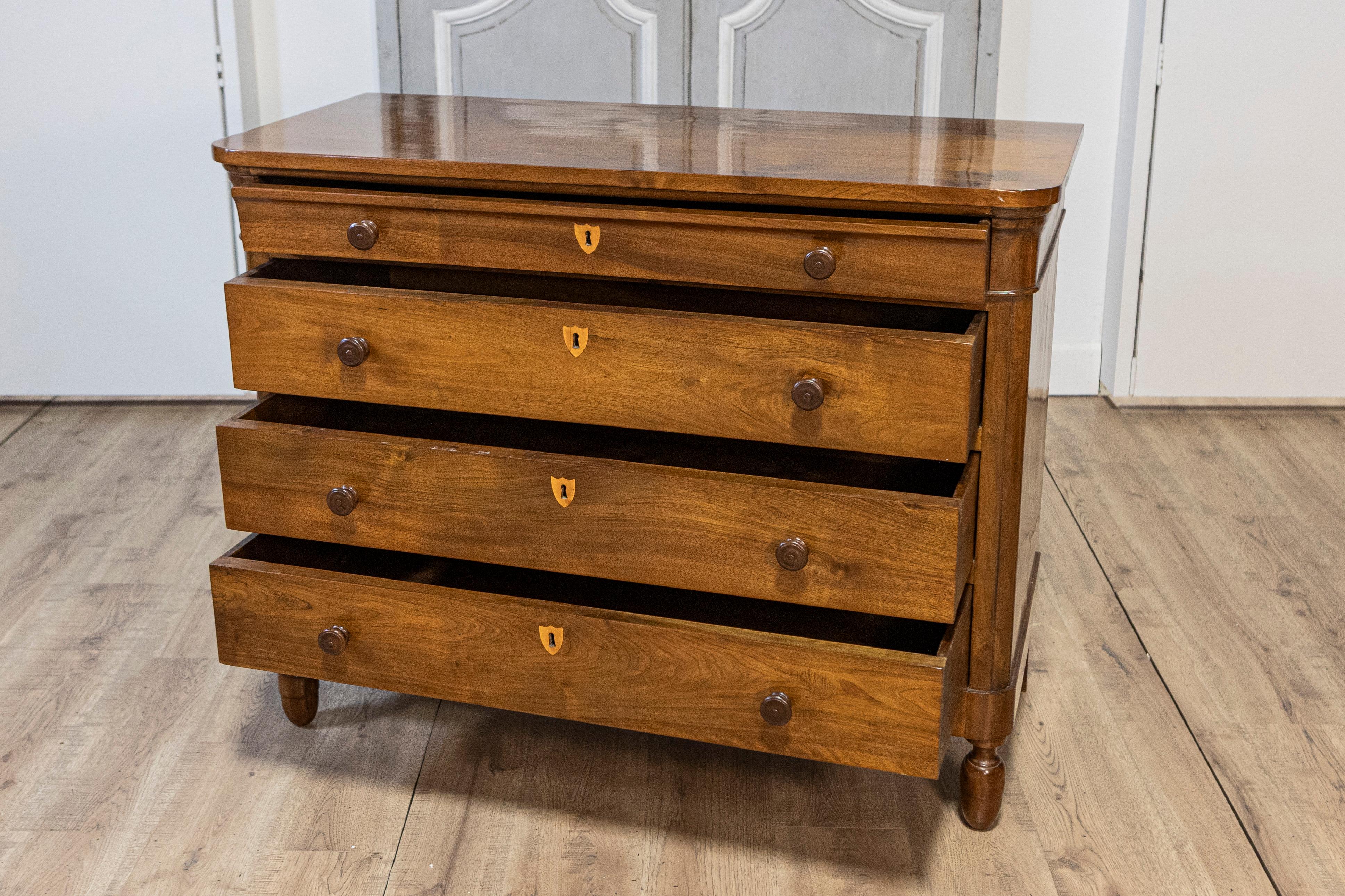 Commodo a quattro cassetti in legno di noce del XIX secolo con scure a forma di scudo In condizioni buone in vendita a Atlanta, GA