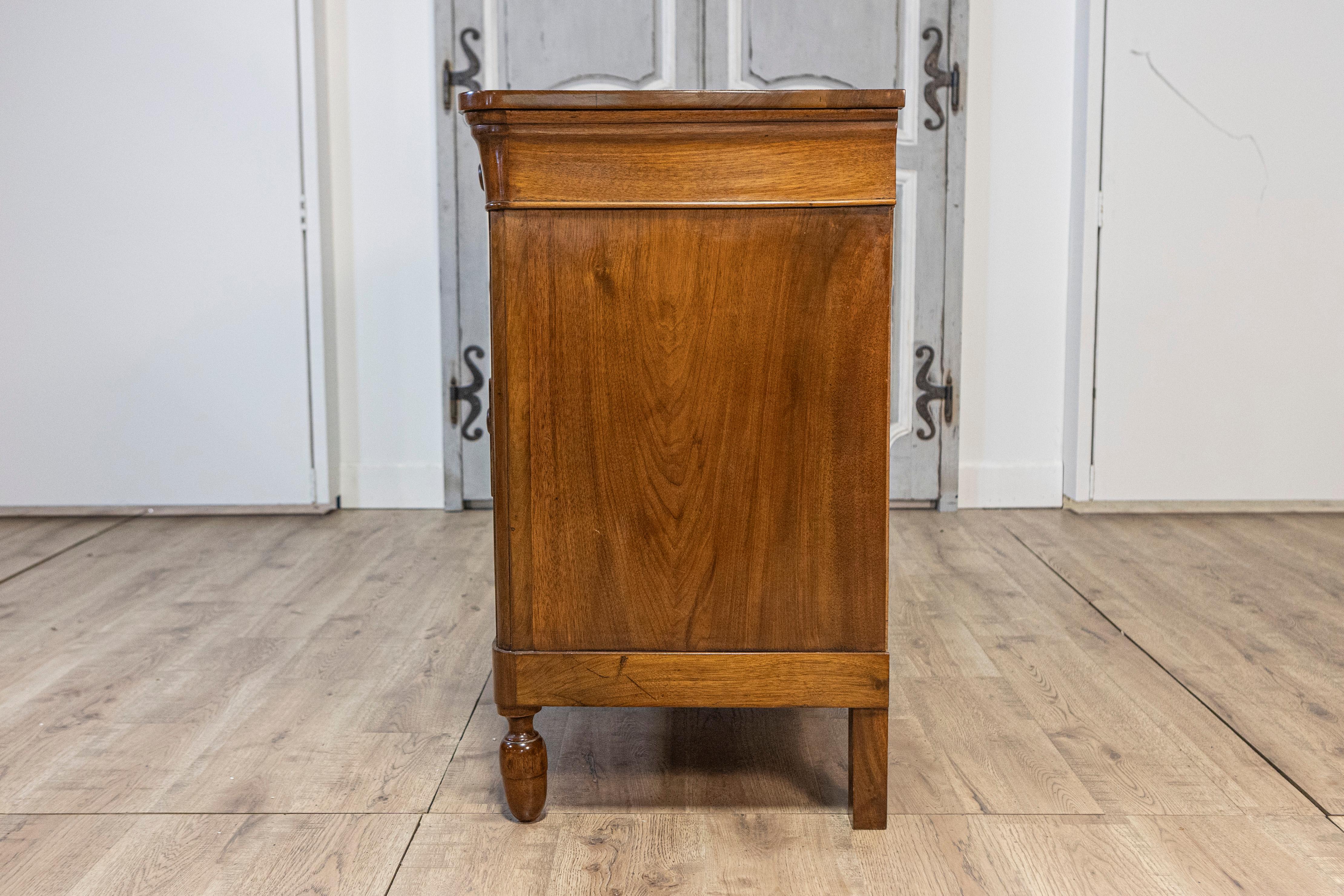 Frassino Commodo a quattro cassetti in legno di noce del XIX secolo con scure a forma di scudo in vendita
