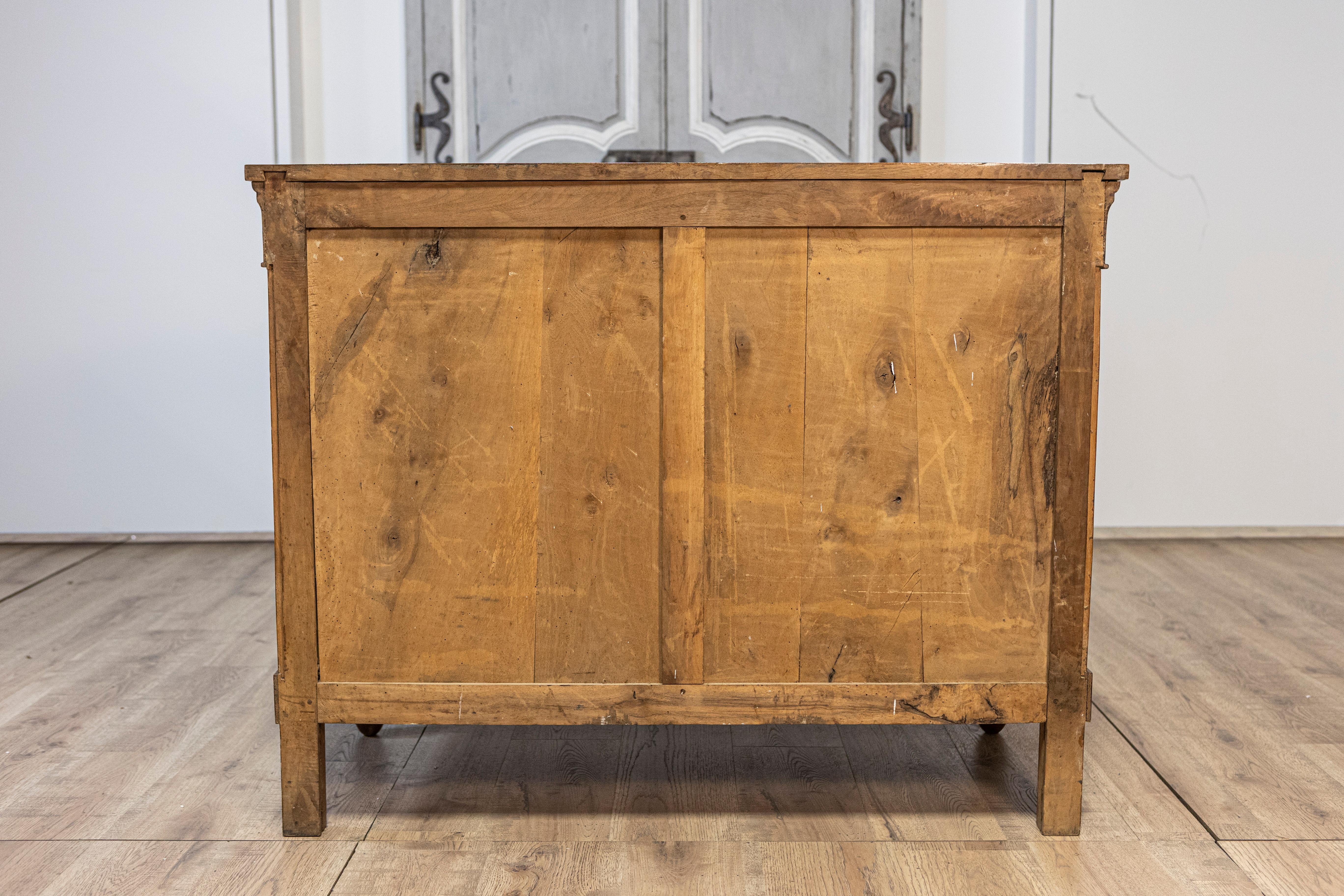 Commodo a quattro cassetti in legno di noce del XIX secolo con scure a forma di scudo in vendita 1