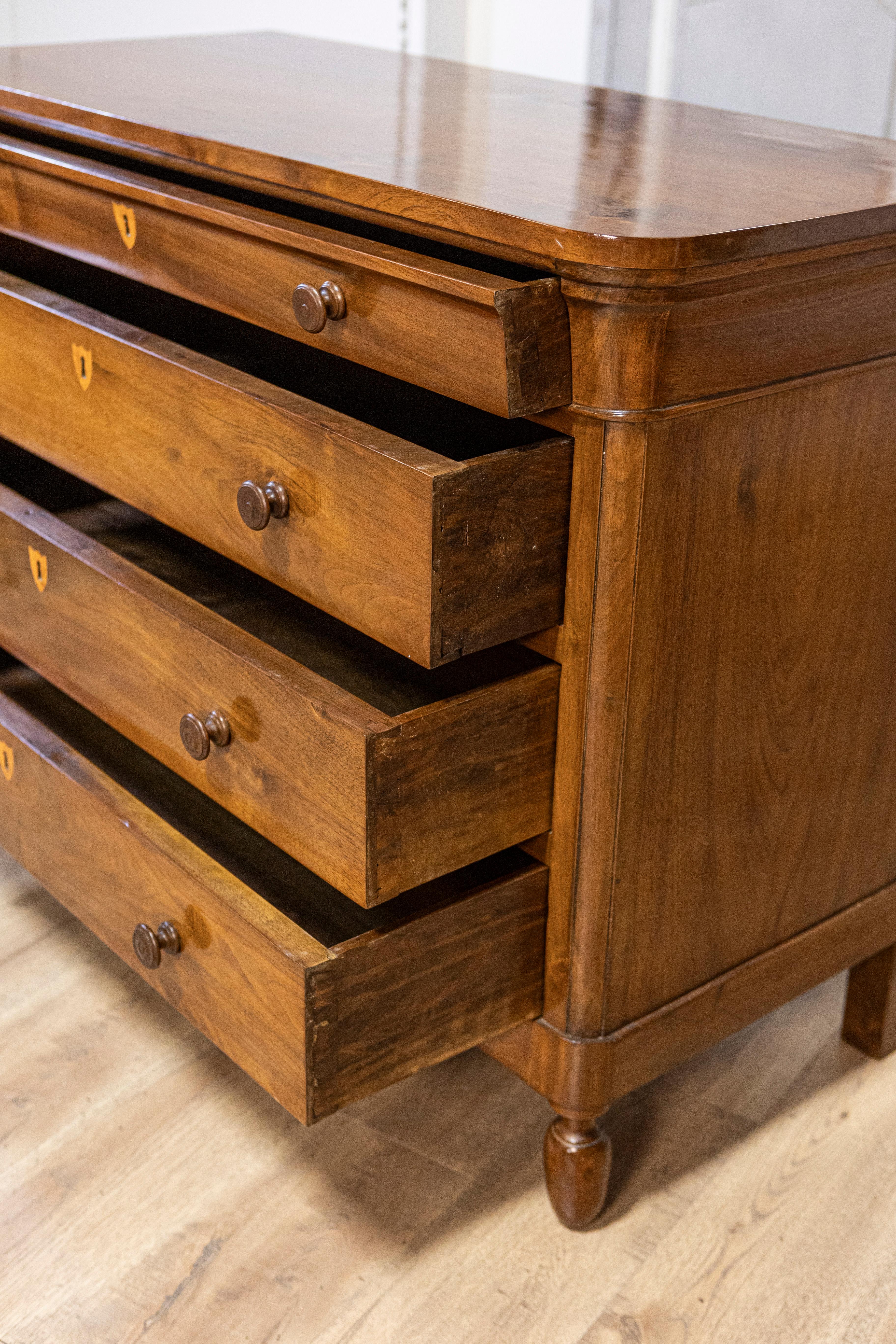 Commodo a quattro cassetti in legno di noce del XIX secolo con scure a forma di scudo in vendita 2