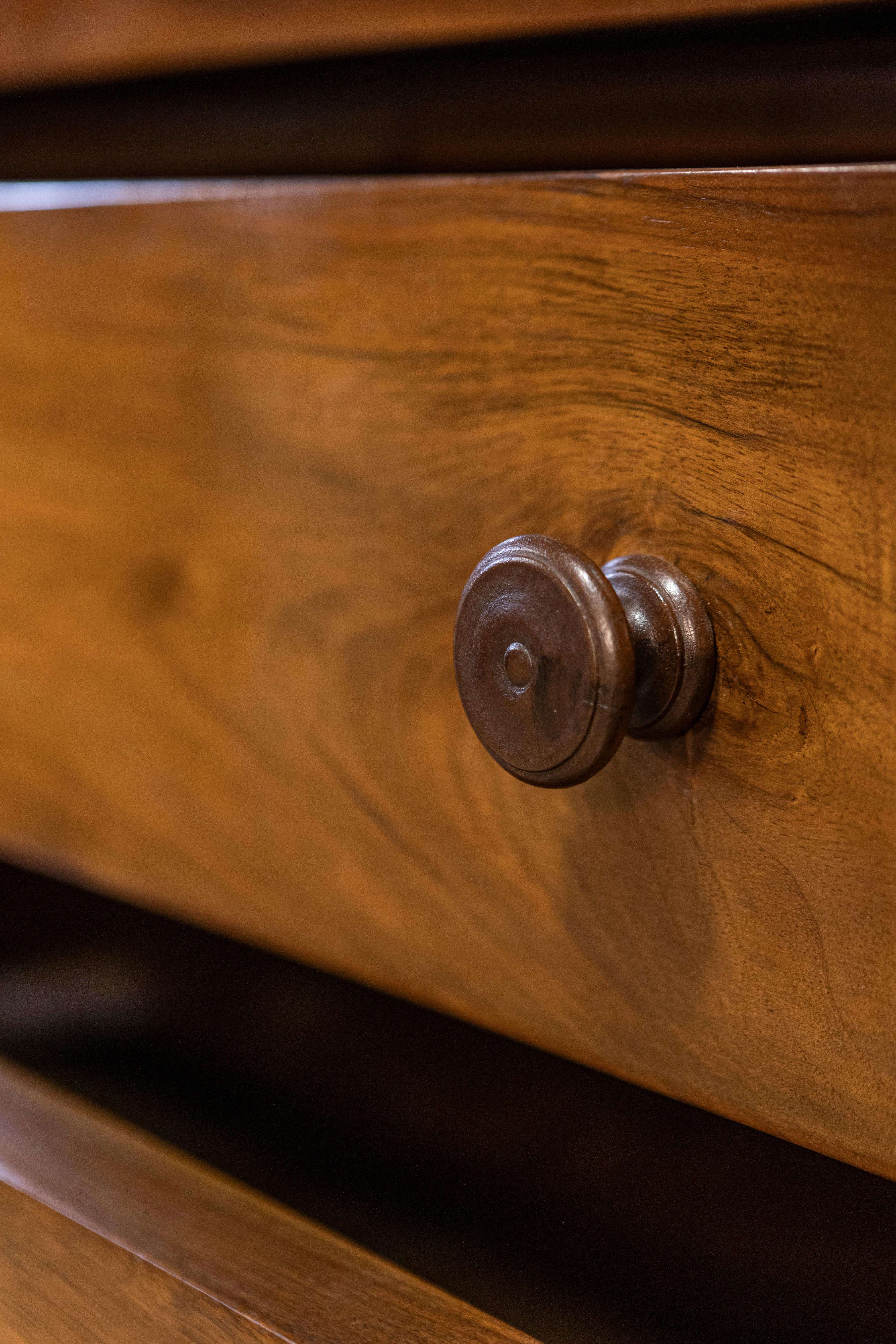 Commodo a quattro cassetti in legno di noce del XIX secolo con scure a forma di scudo in vendita 3