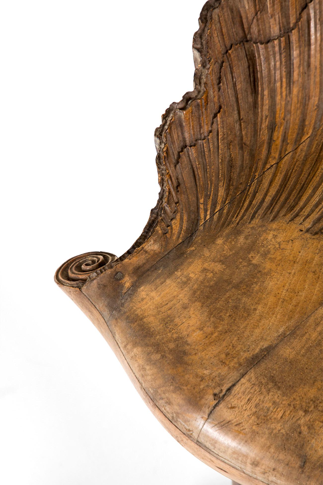 Sgabello a grotta in noce del XIX secolo in vendita 4