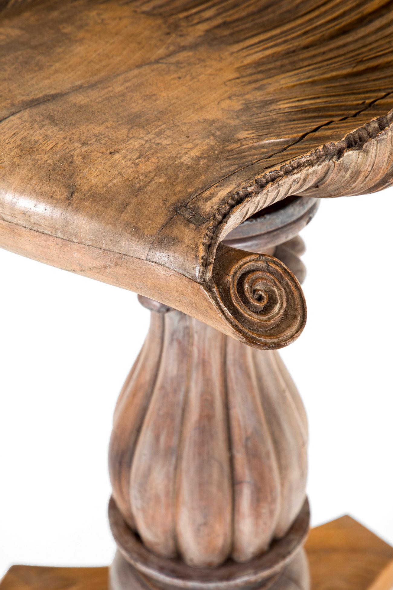 Sgabello a grotta in noce del XIX secolo in vendita 6