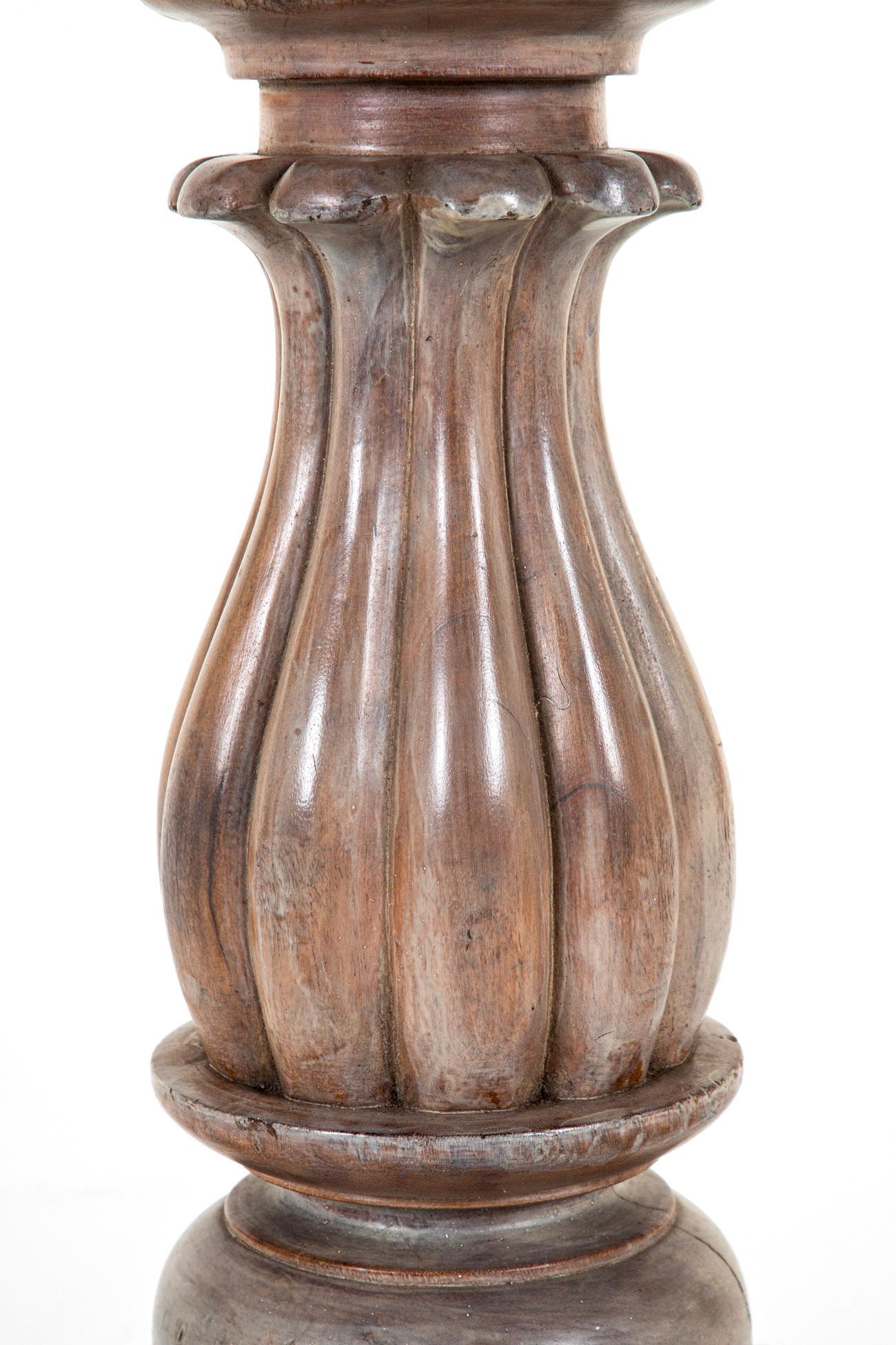 Sgabello a grotta in noce del XIX secolo in vendita 7