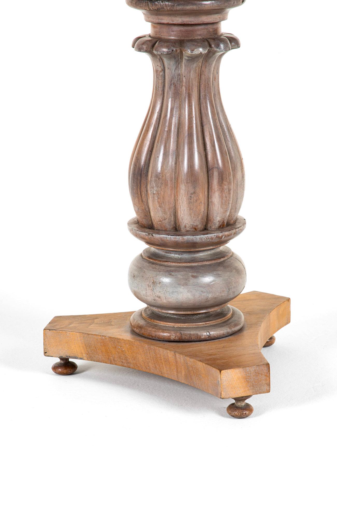 Sgabello a grotta in noce del XIX secolo in vendita 8