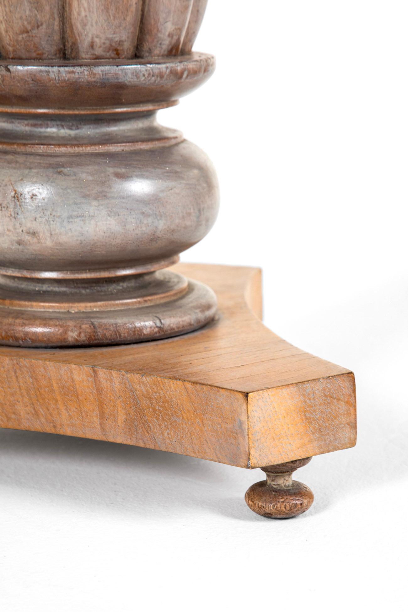 Sgabello a grotta in noce del XIX secolo in vendita 9