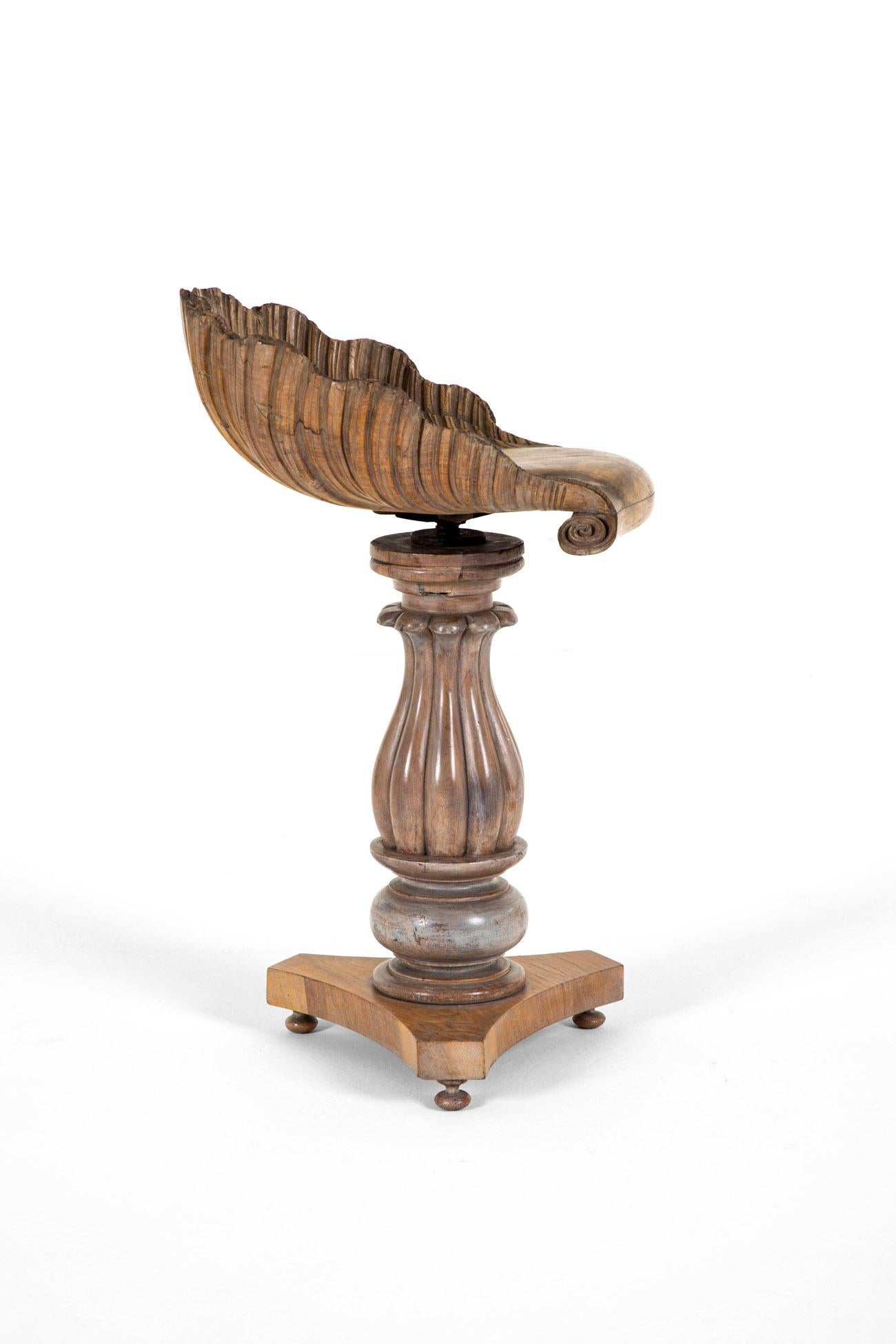 Neorococò Sgabello a grotta in noce del XIX secolo in vendita