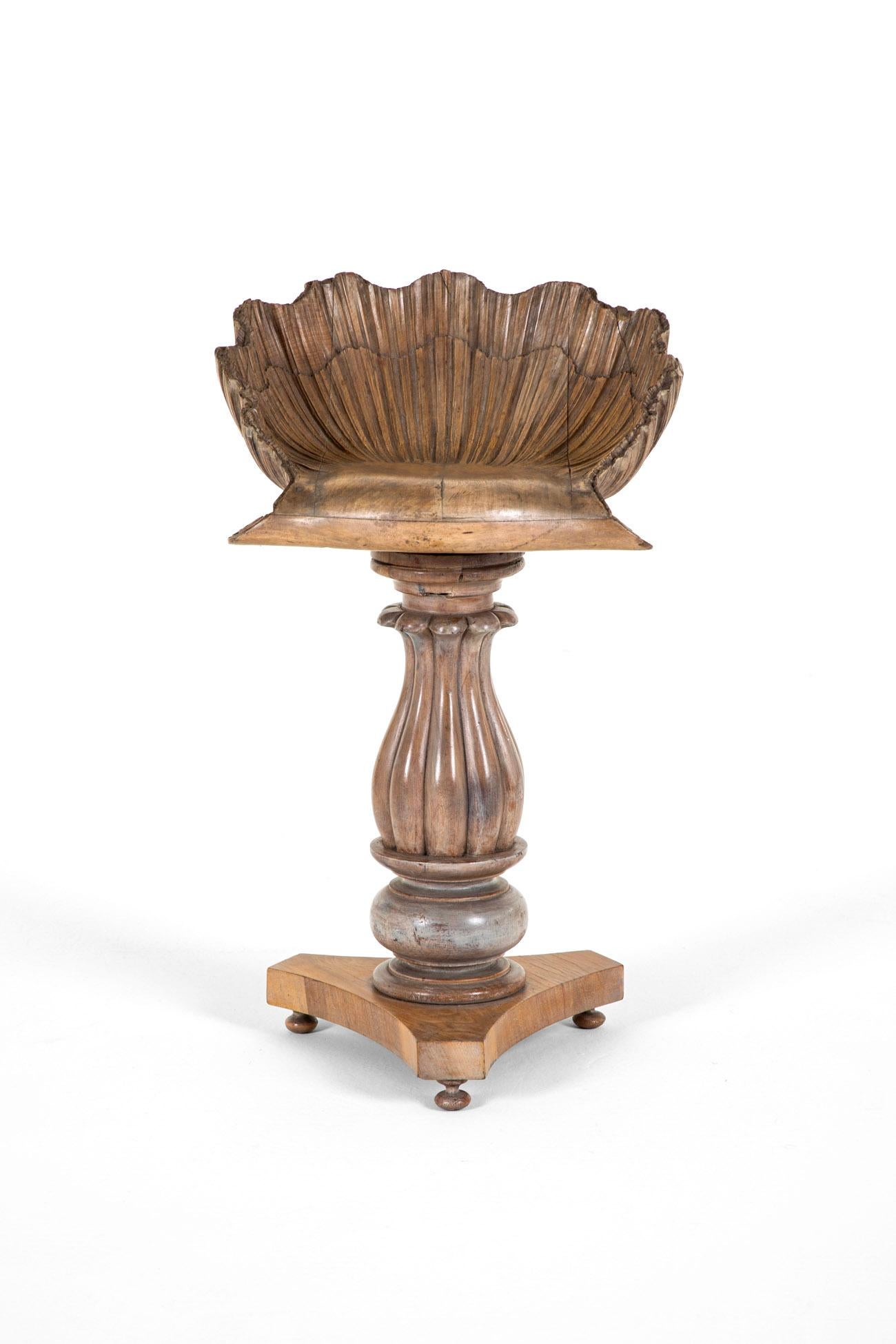 Italiano Sgabello a grotta in noce del XIX secolo in vendita