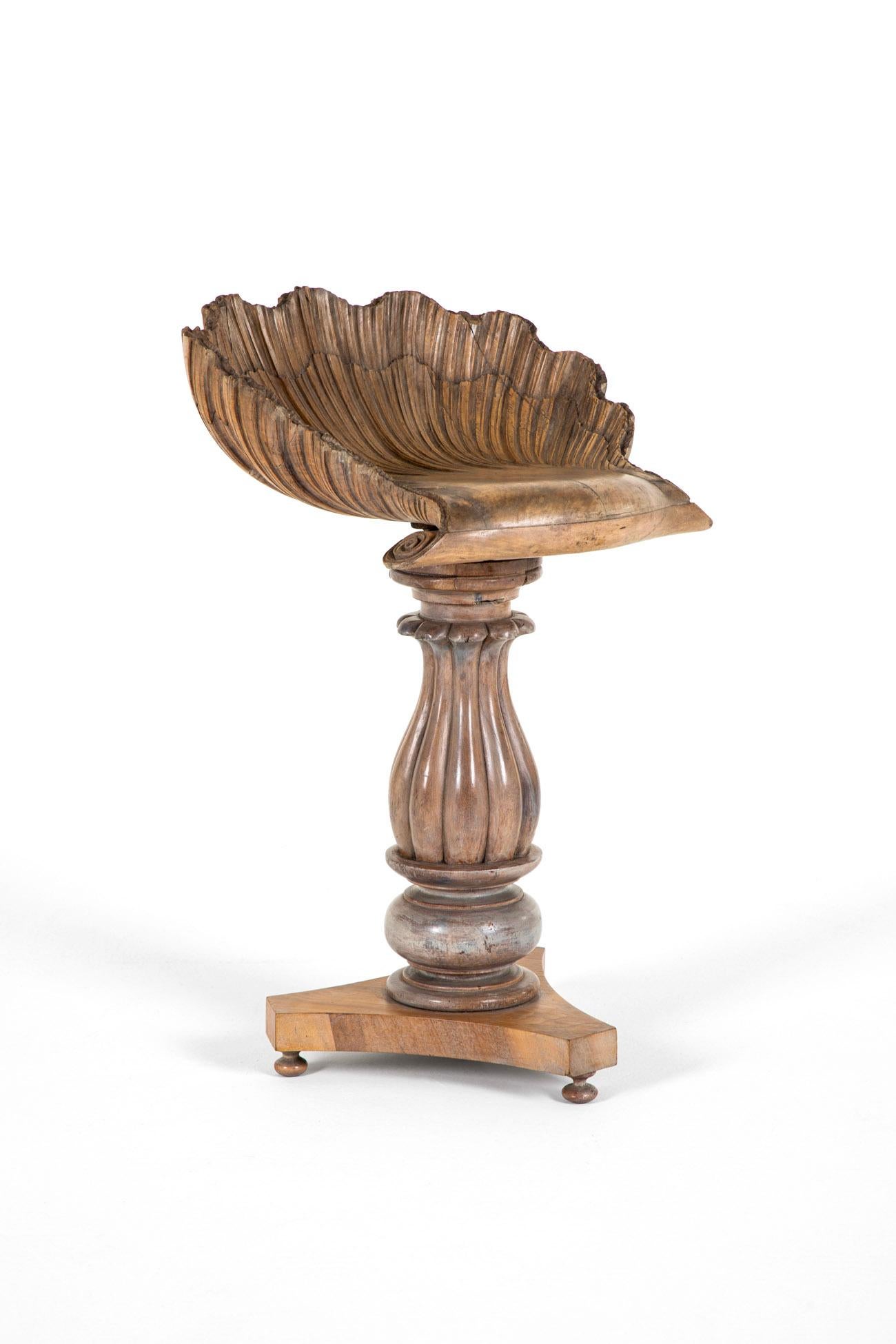 Intagliato a mano Sgabello a grotta in noce del XIX secolo in vendita