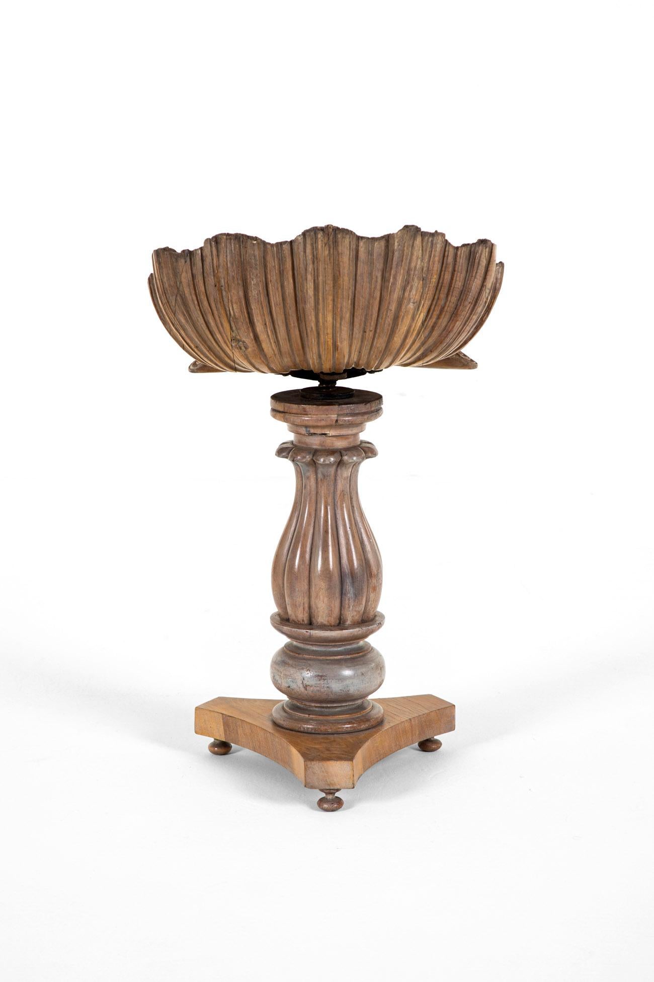 Sgabello a grotta in noce del XIX secolo In condizioni buone in vendita a Faversham, GB