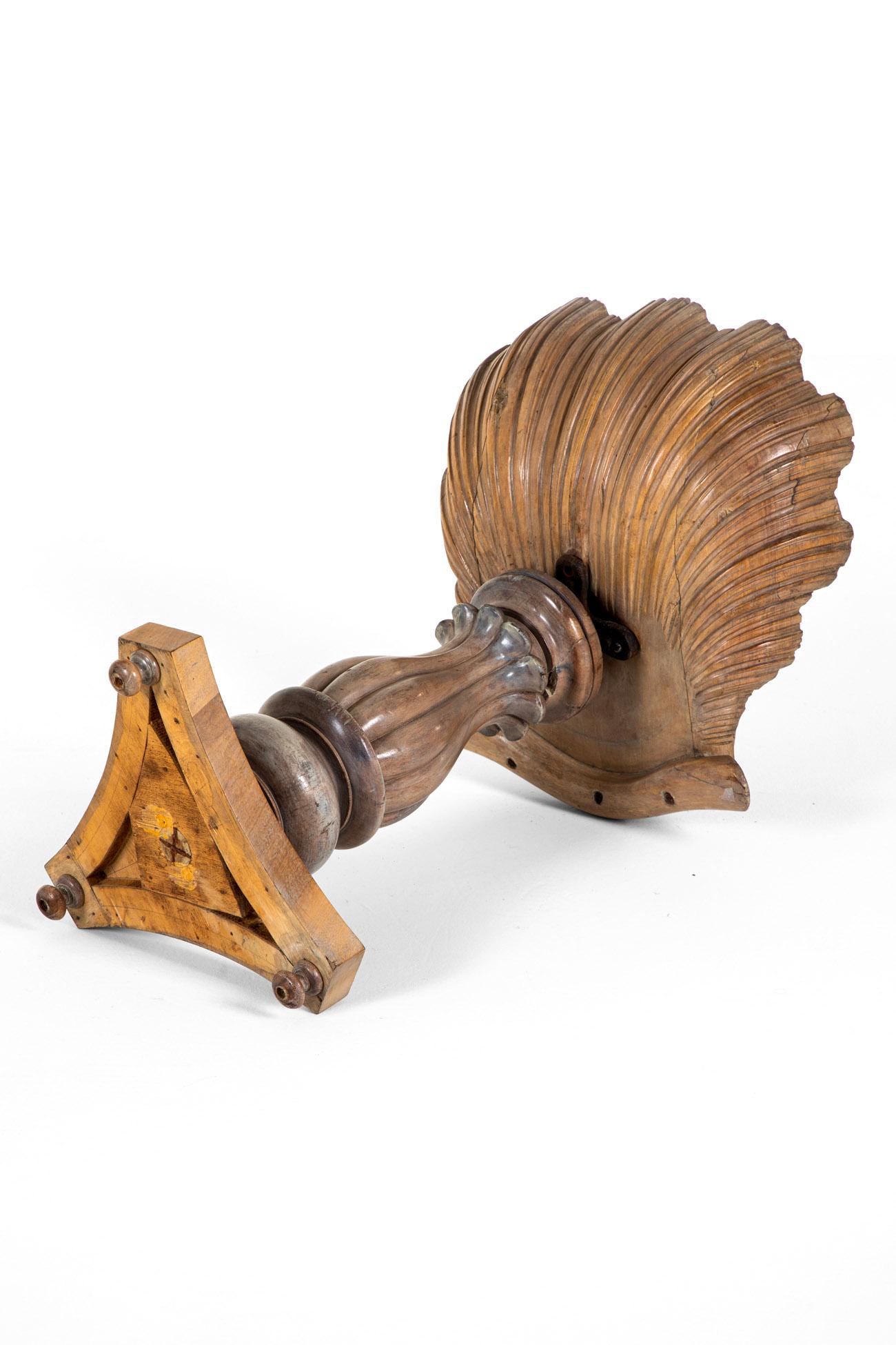 Noce Sgabello a grotta in noce del XIX secolo in vendita