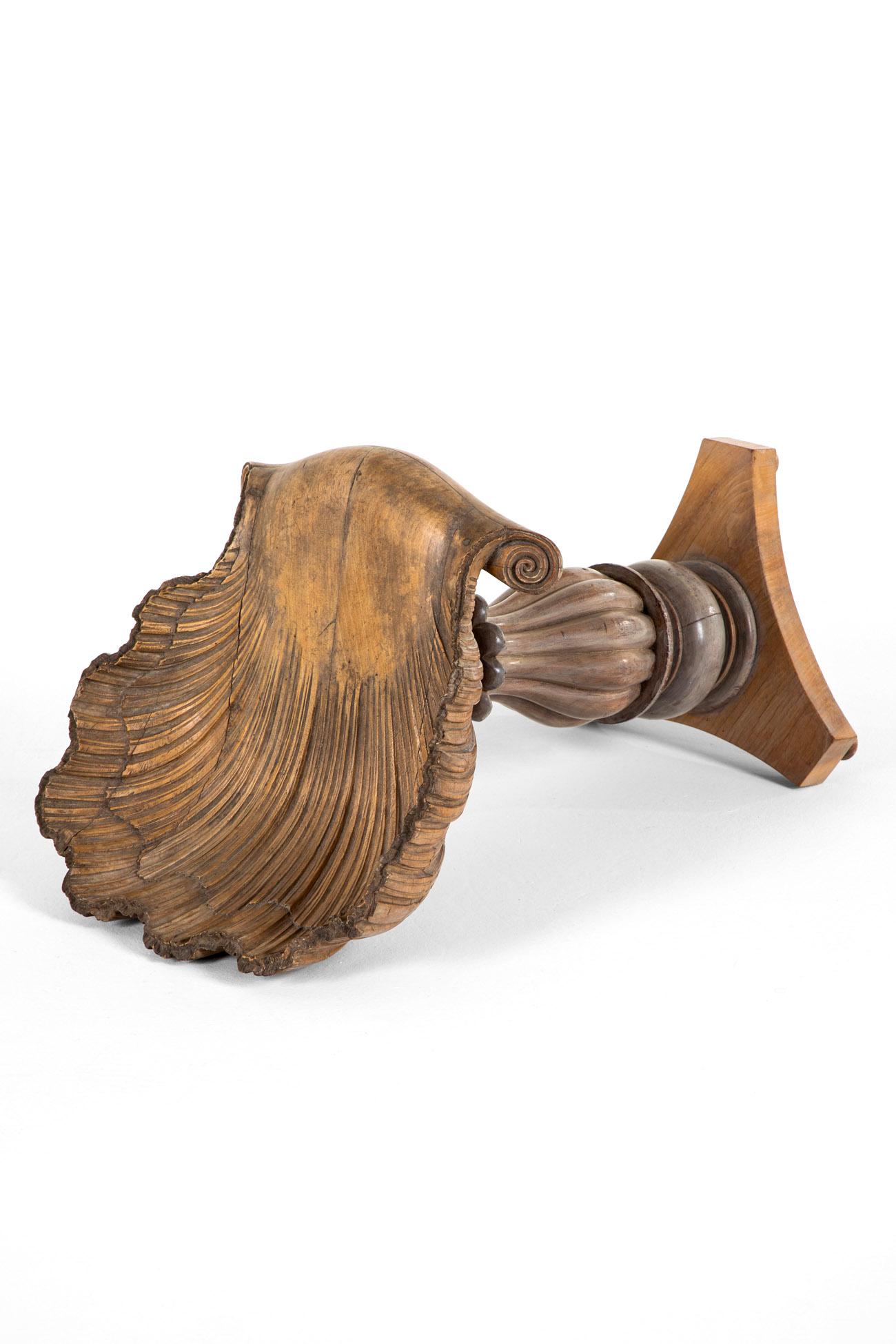 Sgabello a grotta in noce del XIX secolo in vendita 1