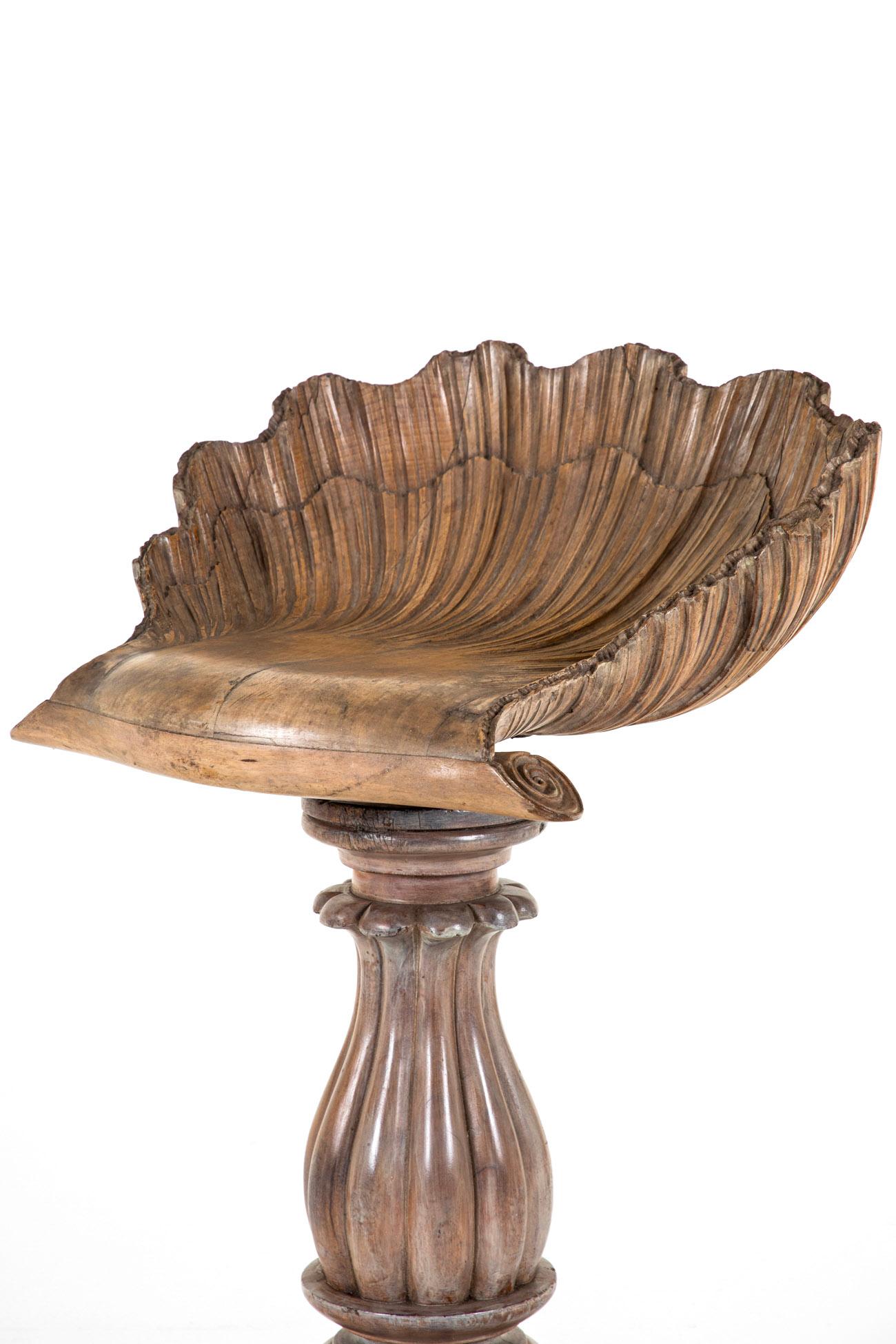 Sgabello a grotta in noce del XIX secolo in vendita 2