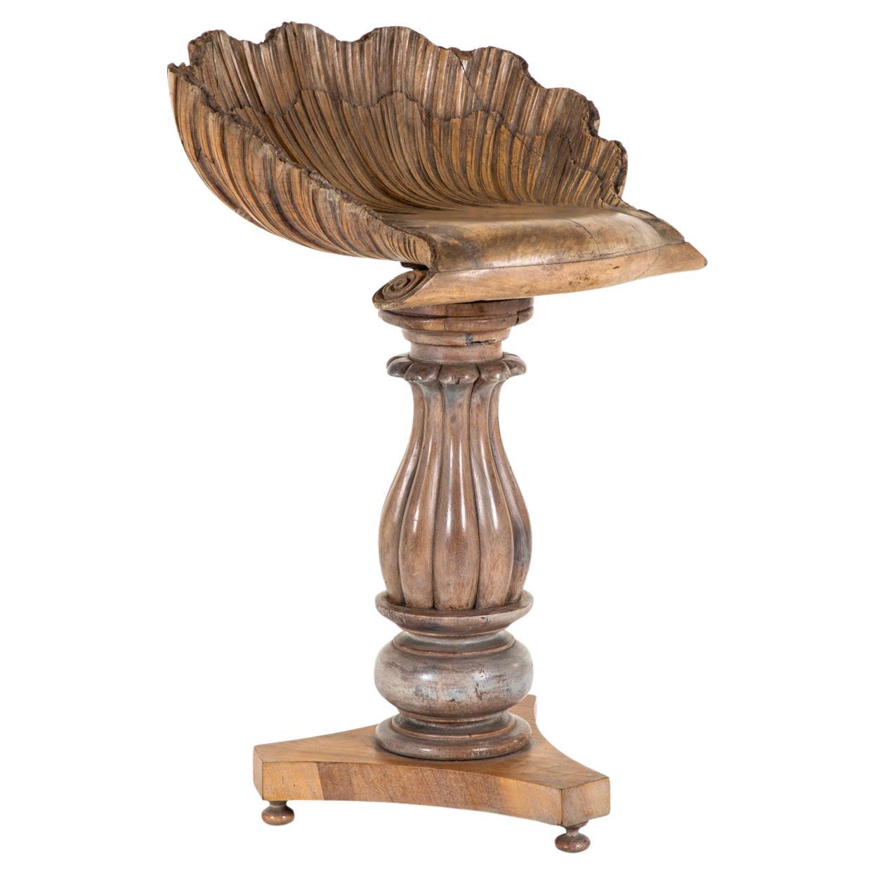 Sgabello a grotta in noce del XIX secolo