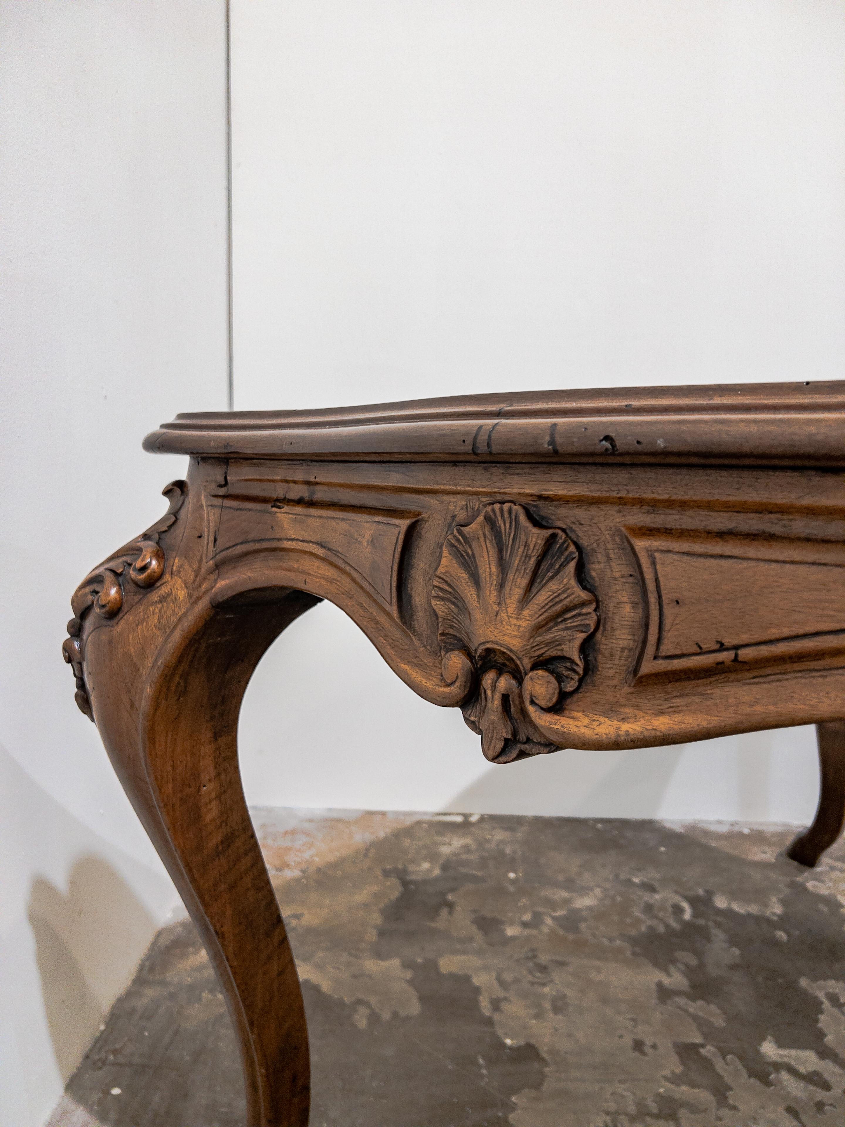 Italienischer Nussbaumtisch im Louis-XV-Stil des 19. Jahrhunderts mit Hufbein im Angebot 3
