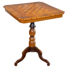 Table d'appoint italienne du XIXe siècle en noyer, acajou et frêne avec plateau en marqueterie