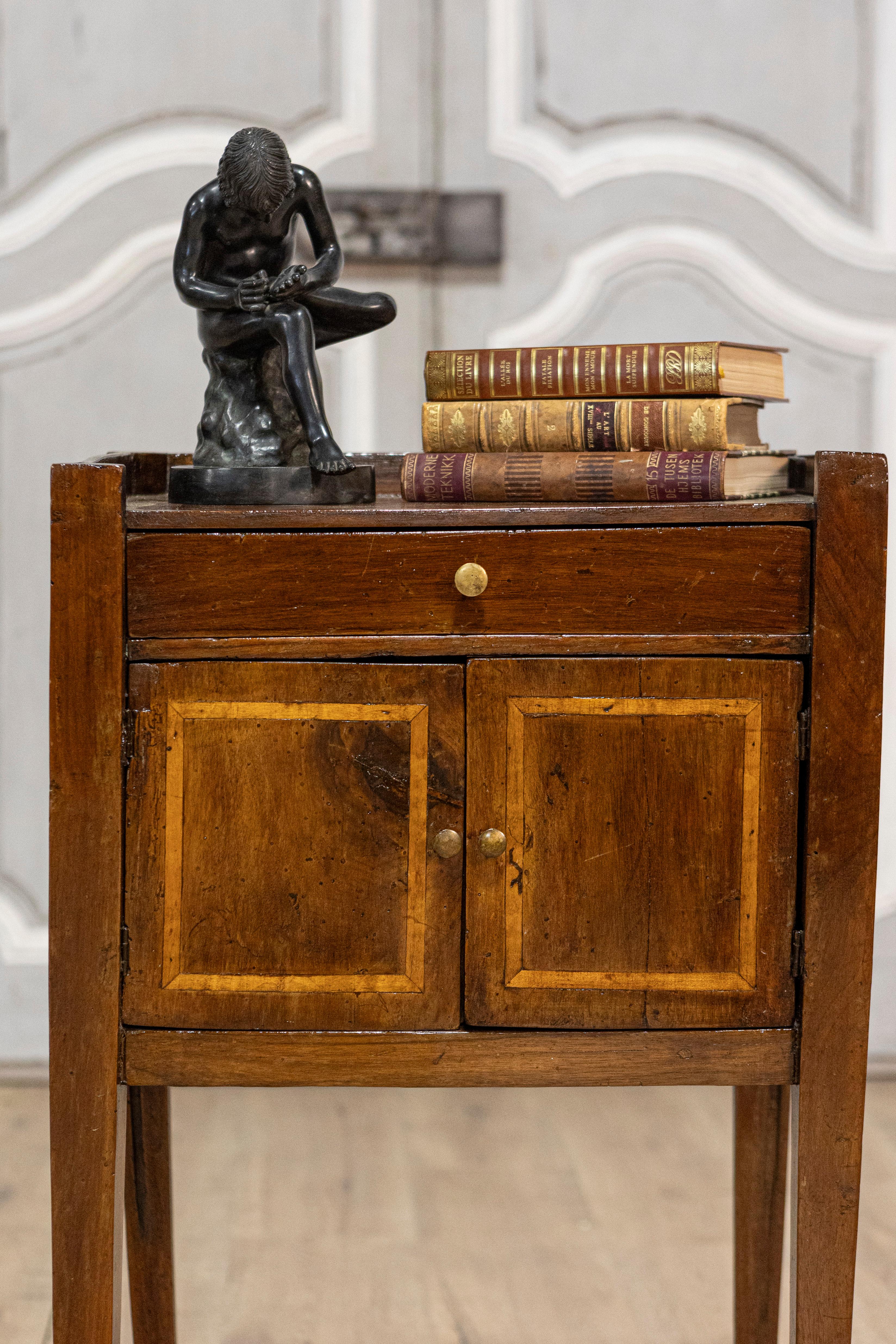 Italian 19th Century Walnut Nightstand Table with Ash Inlaid Banding For Sale 7