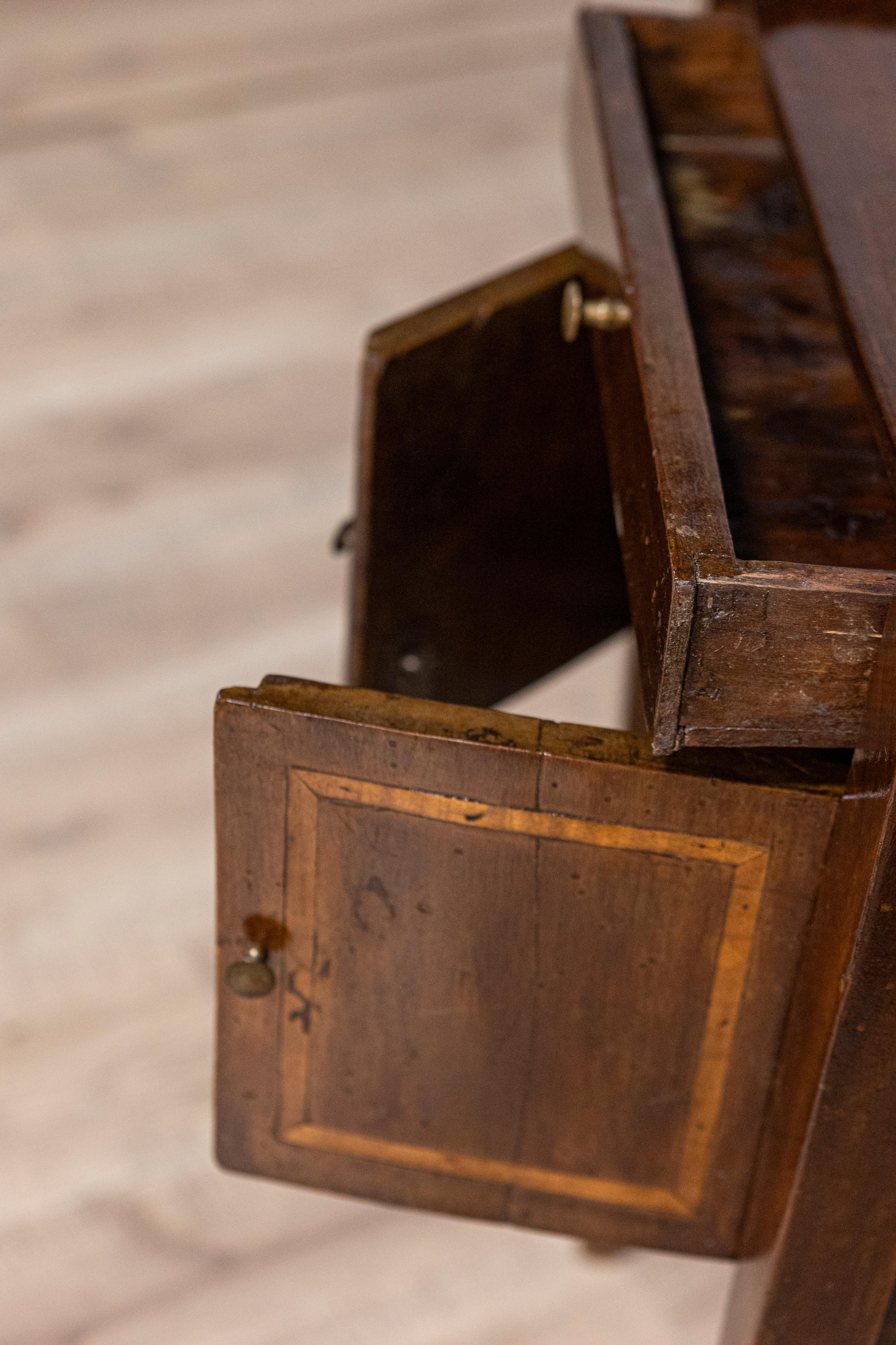 Italian 19th Century Walnut Nightstand Table with Ash Inlaid Banding For Sale 2