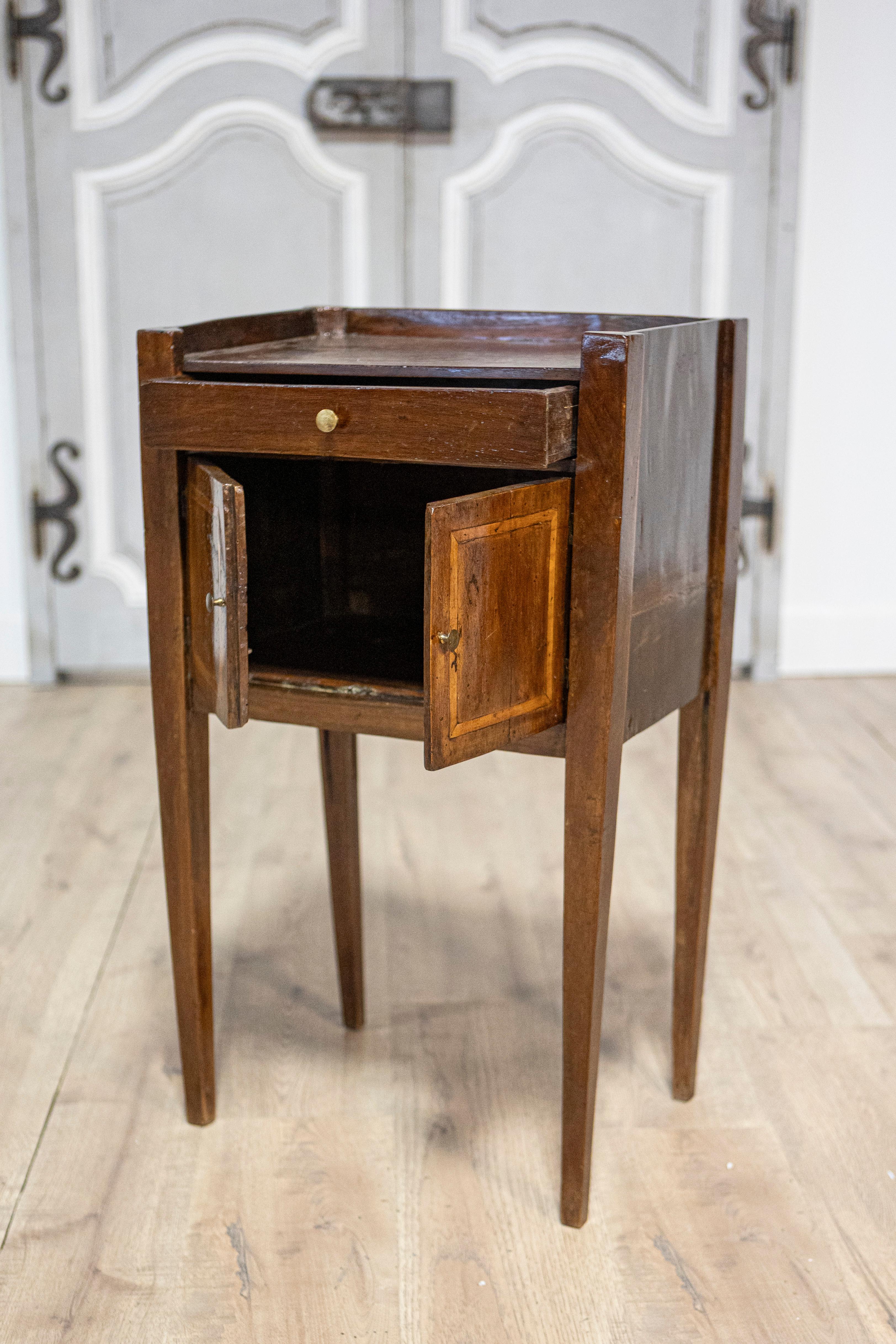Italian 19th Century Walnut Nightstand Table with Ash Inlaid Banding For Sale 4