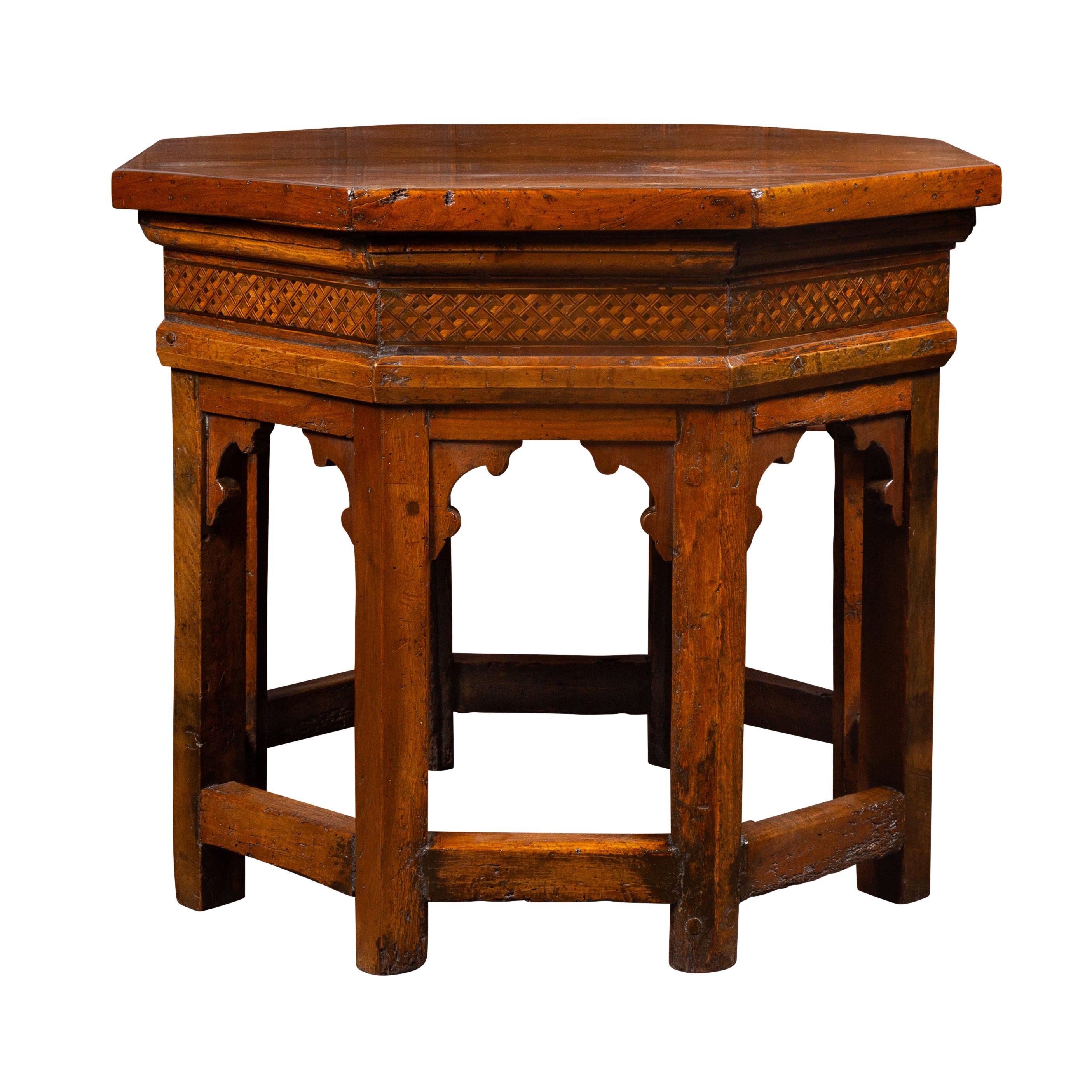 Table octogonale en noyer du 19ème siècle avec motifs Trompe-l'Œil incrustés