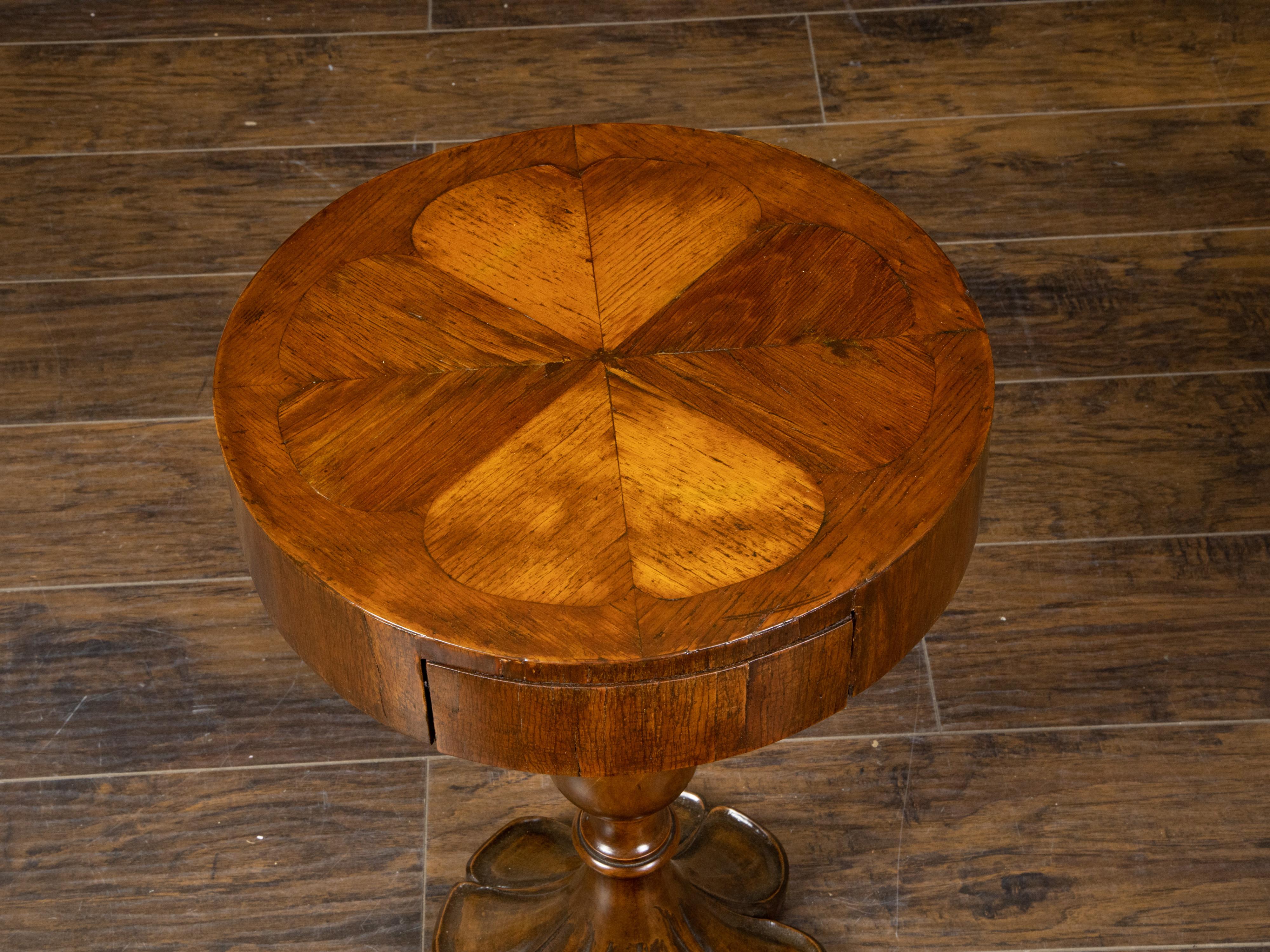 Italian 19th Century Walnut Pedestal Side Table with Heart-Shape Inlaid Top 3