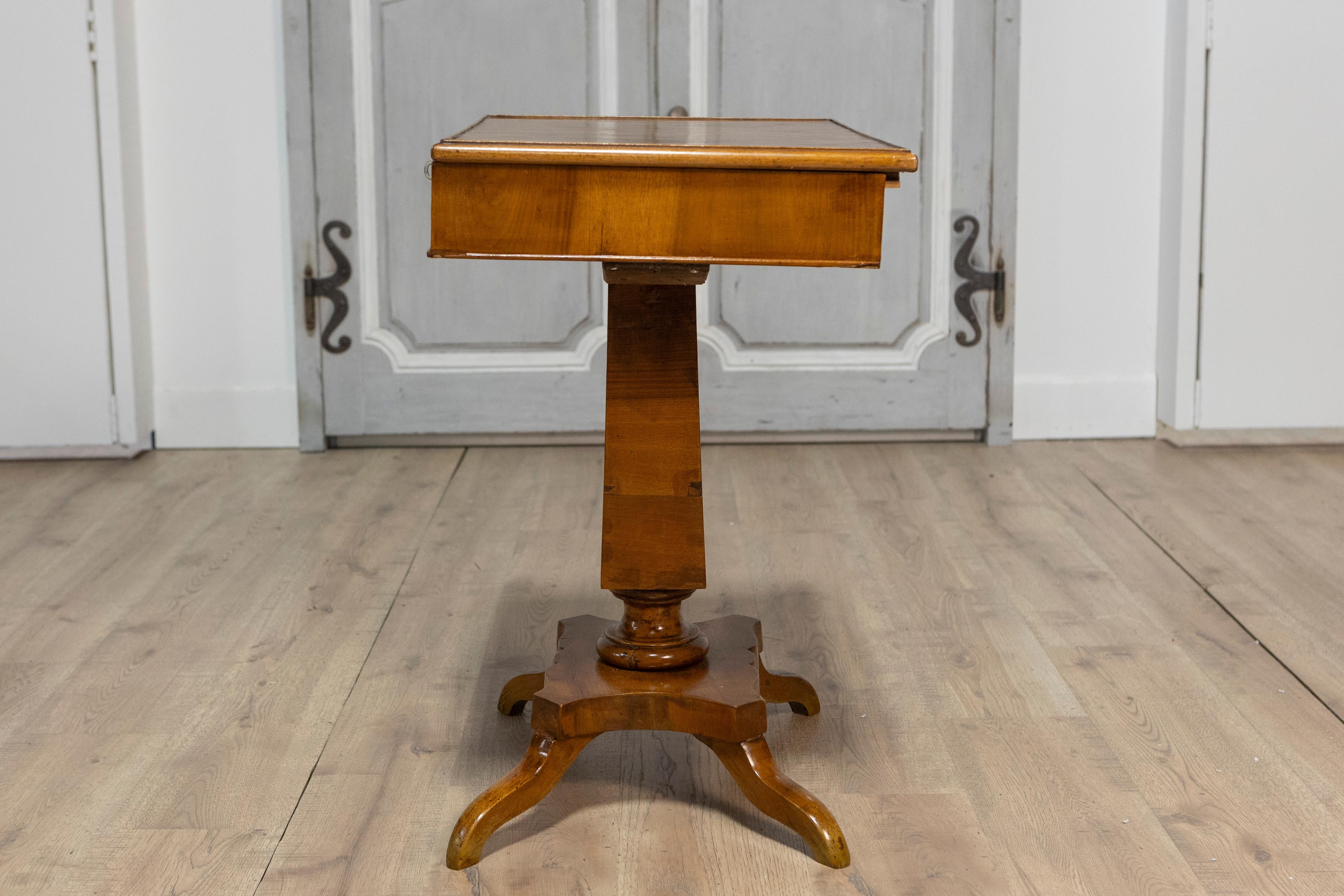 Italian 19th Century Walnut Pedestal Table with Quadripod Base and Single Drawer For Sale 6