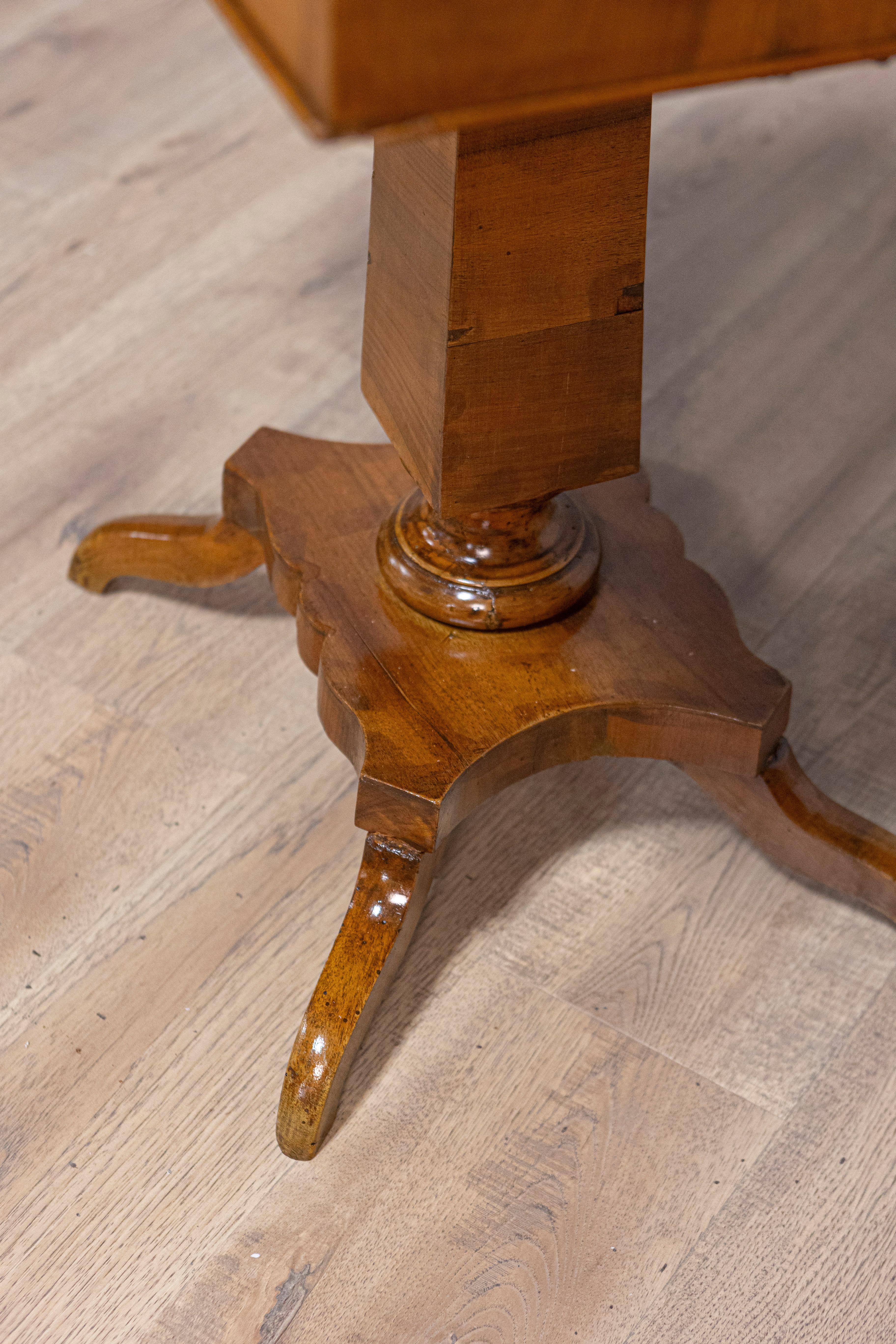 Italian 19th Century Walnut Pedestal Table with Quadripod Base and Single Drawer For Sale 3
