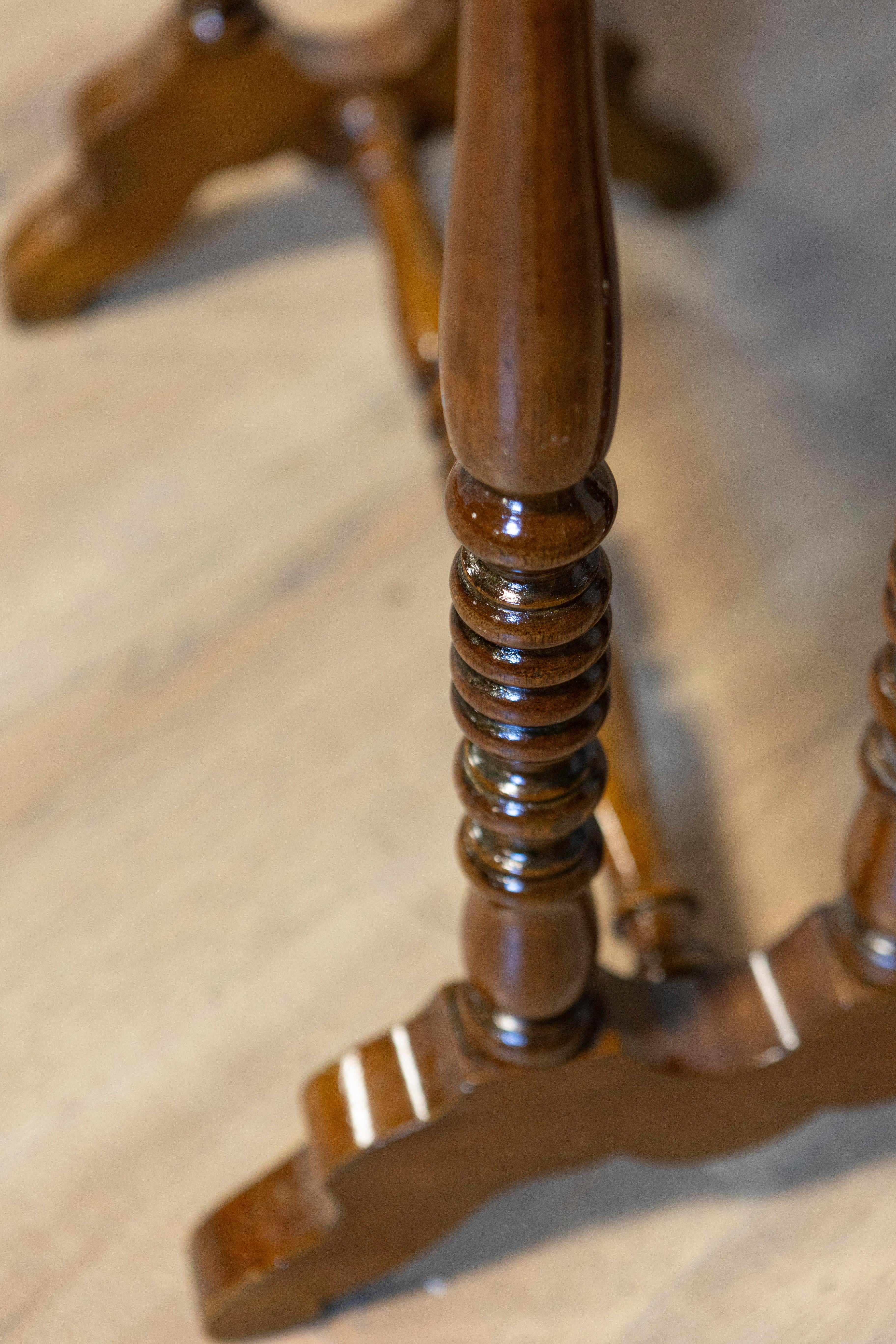 Italienischer Beistelltisch aus Nussbaumholz des 19. Jahrhunderts mit eingelegter Borte und gedrechselten Beinen im Angebot 1