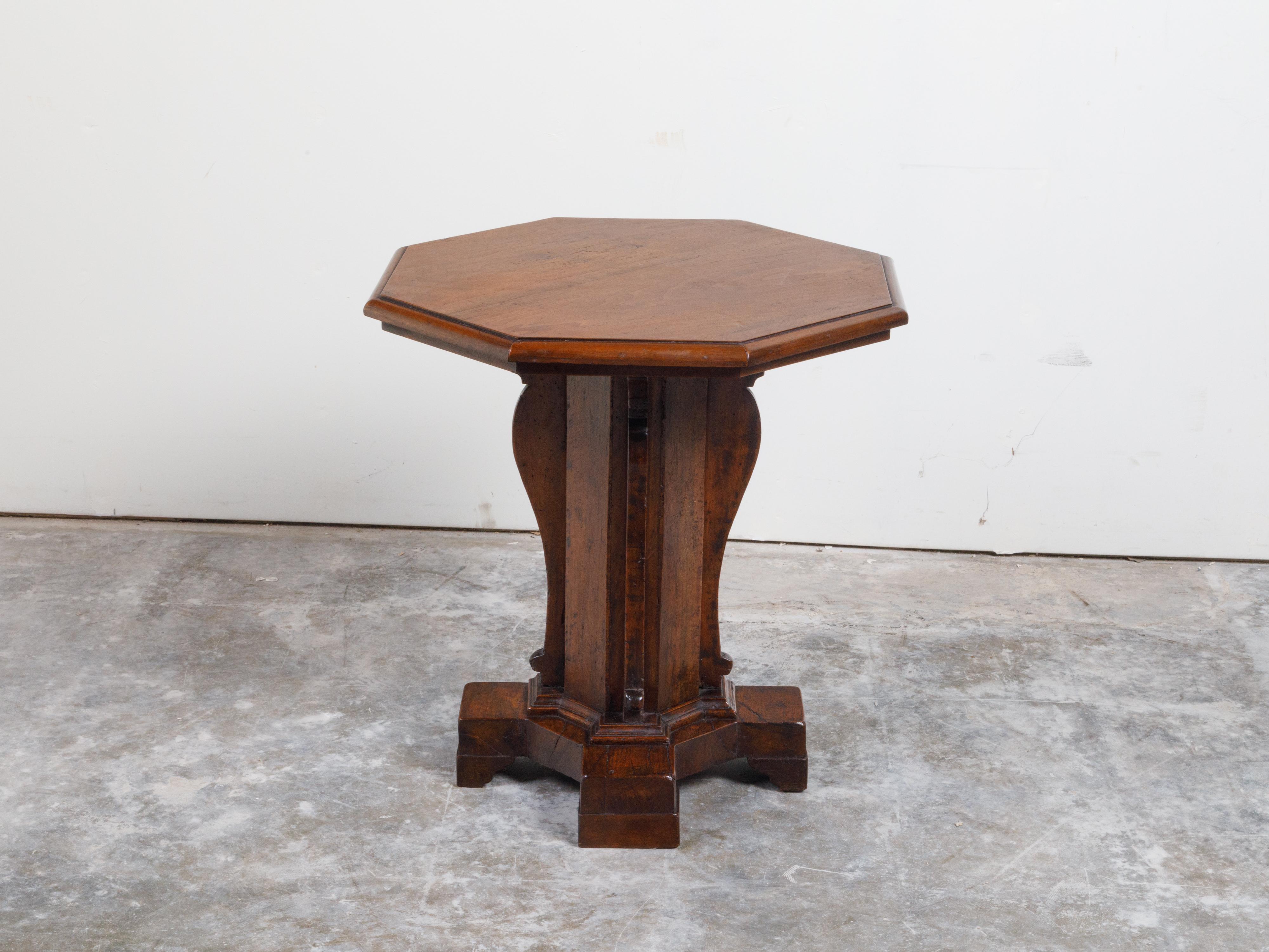 Table d'appoint italienne du 19ème siècle en noyer avec plateau octogonal et base à piédestal en vente 5