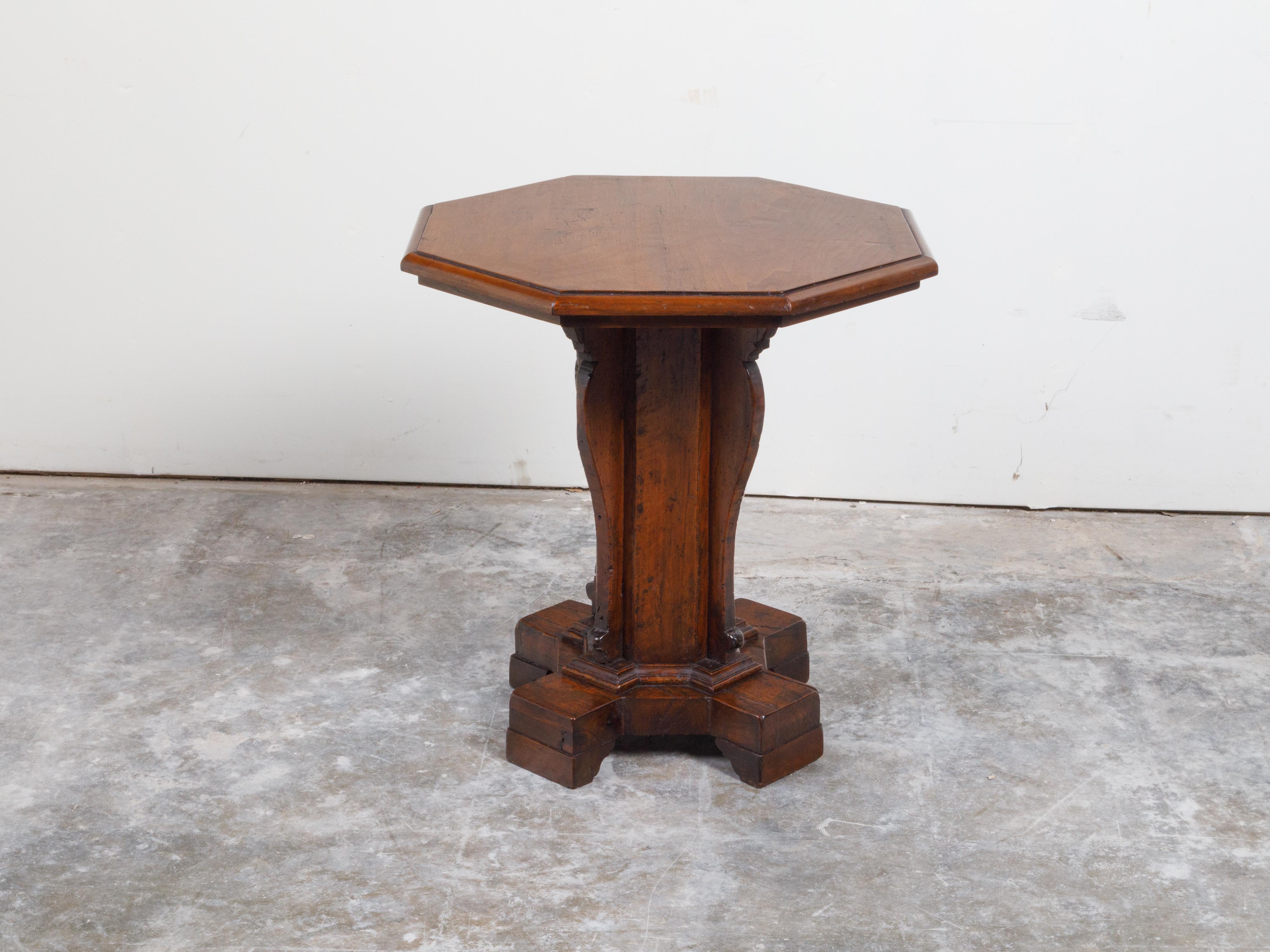 Table d'appoint italienne du 19ème siècle en noyer avec plateau octogonal et base à piédestal en vente 6