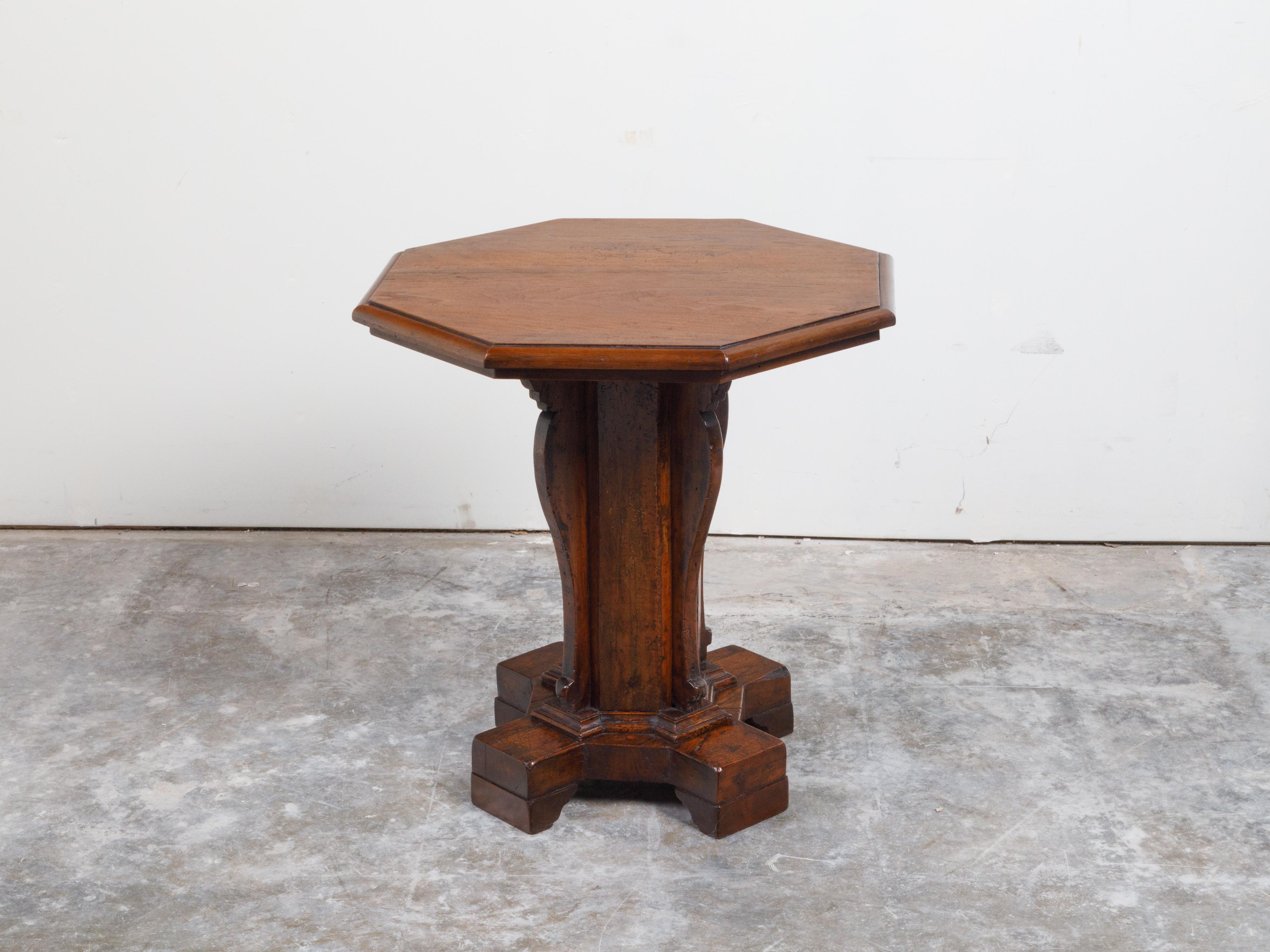 Table d'appoint italienne du 19ème siècle en noyer avec plateau octogonal et base à piédestal en vente 4