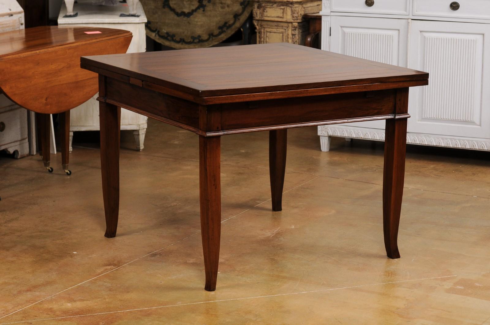 Italian, 19th Century, Walnut Table with Two Extending Leaves and Curving Legs For Sale 10