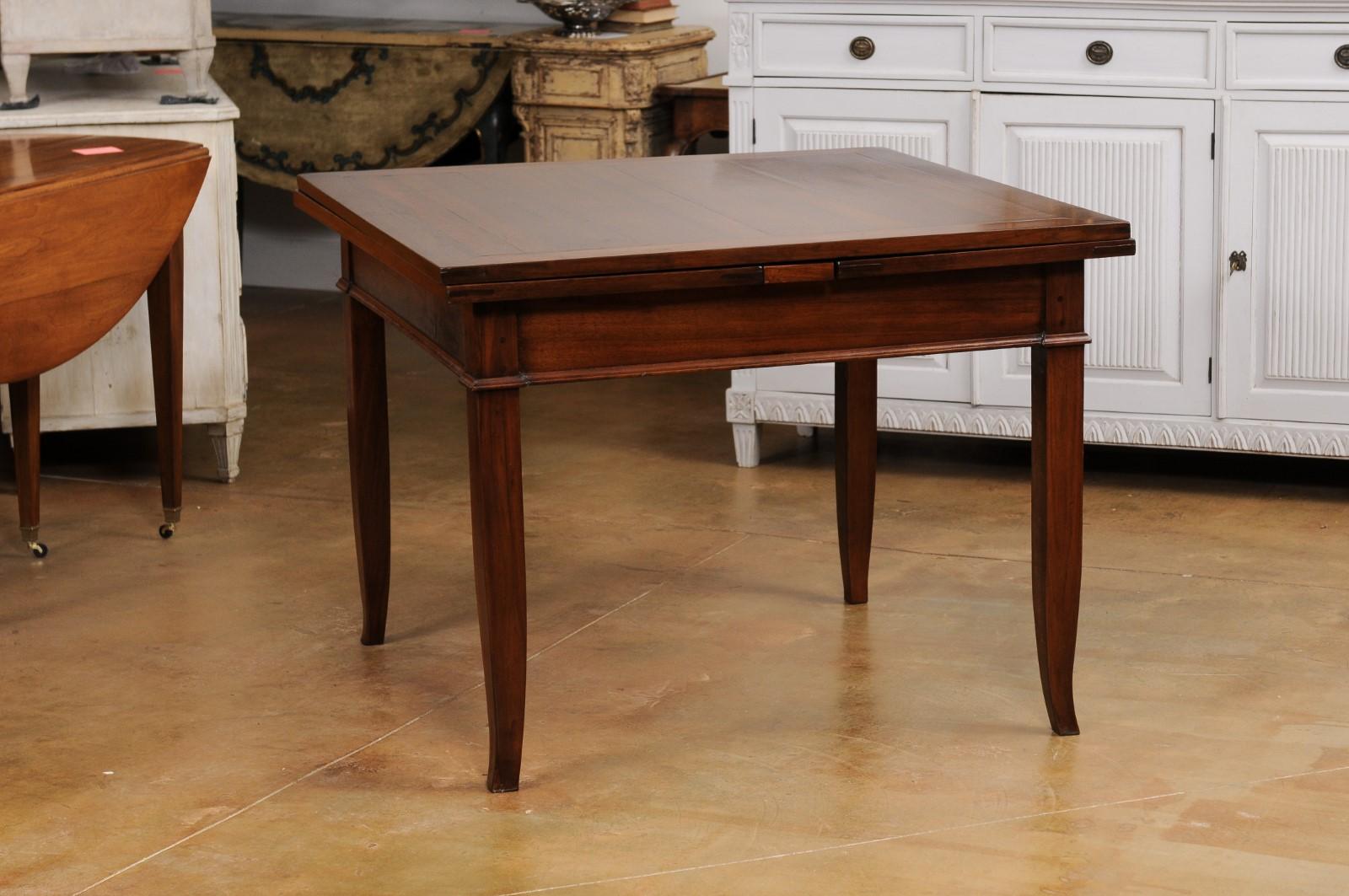 Italian, 19th Century, Walnut Table with Two Extending Leaves and Curving Legs In Good Condition For Sale In Atlanta, GA