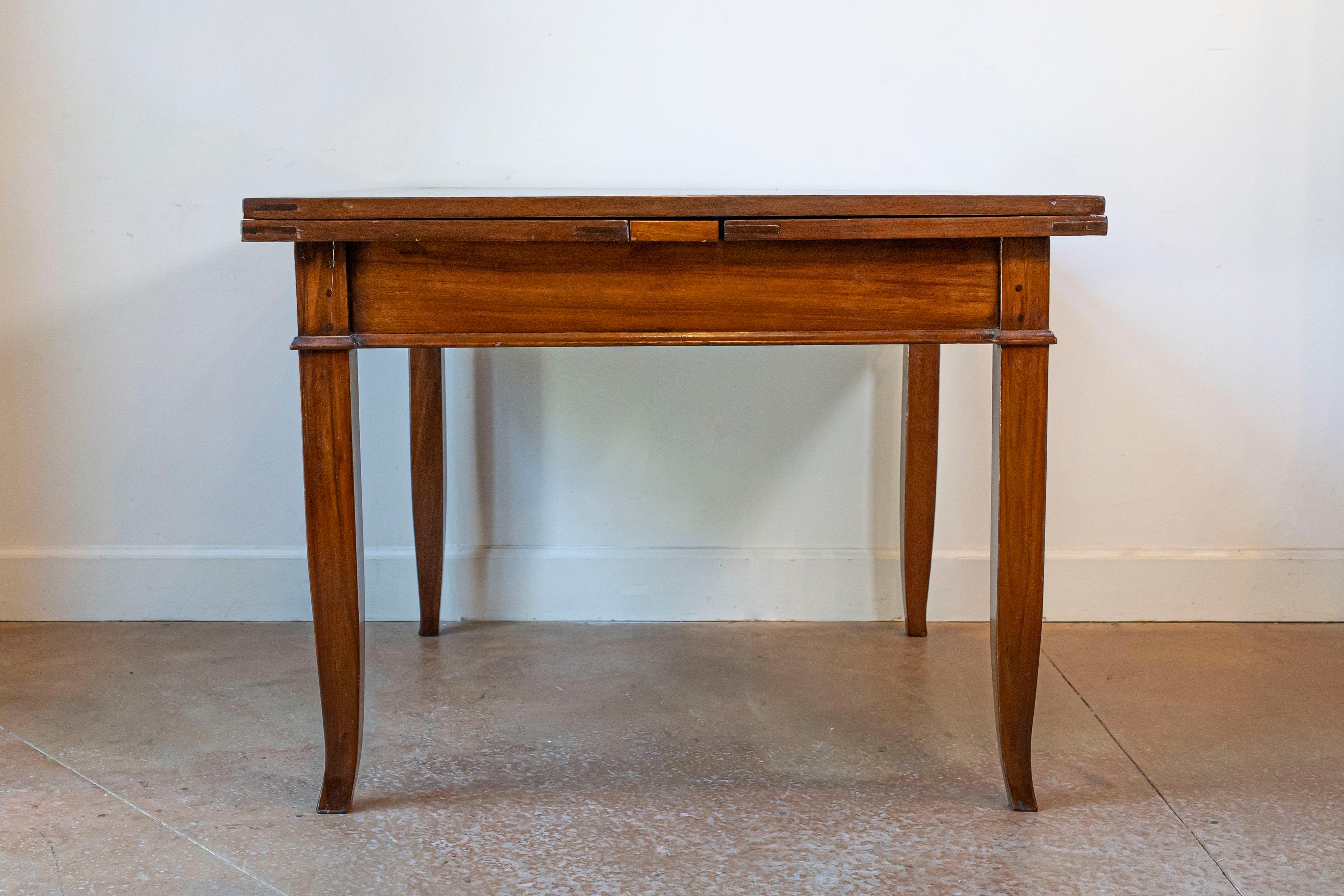 italien Italie, 19e siècle, table en noyer à deux allonges et pieds courbes en vente