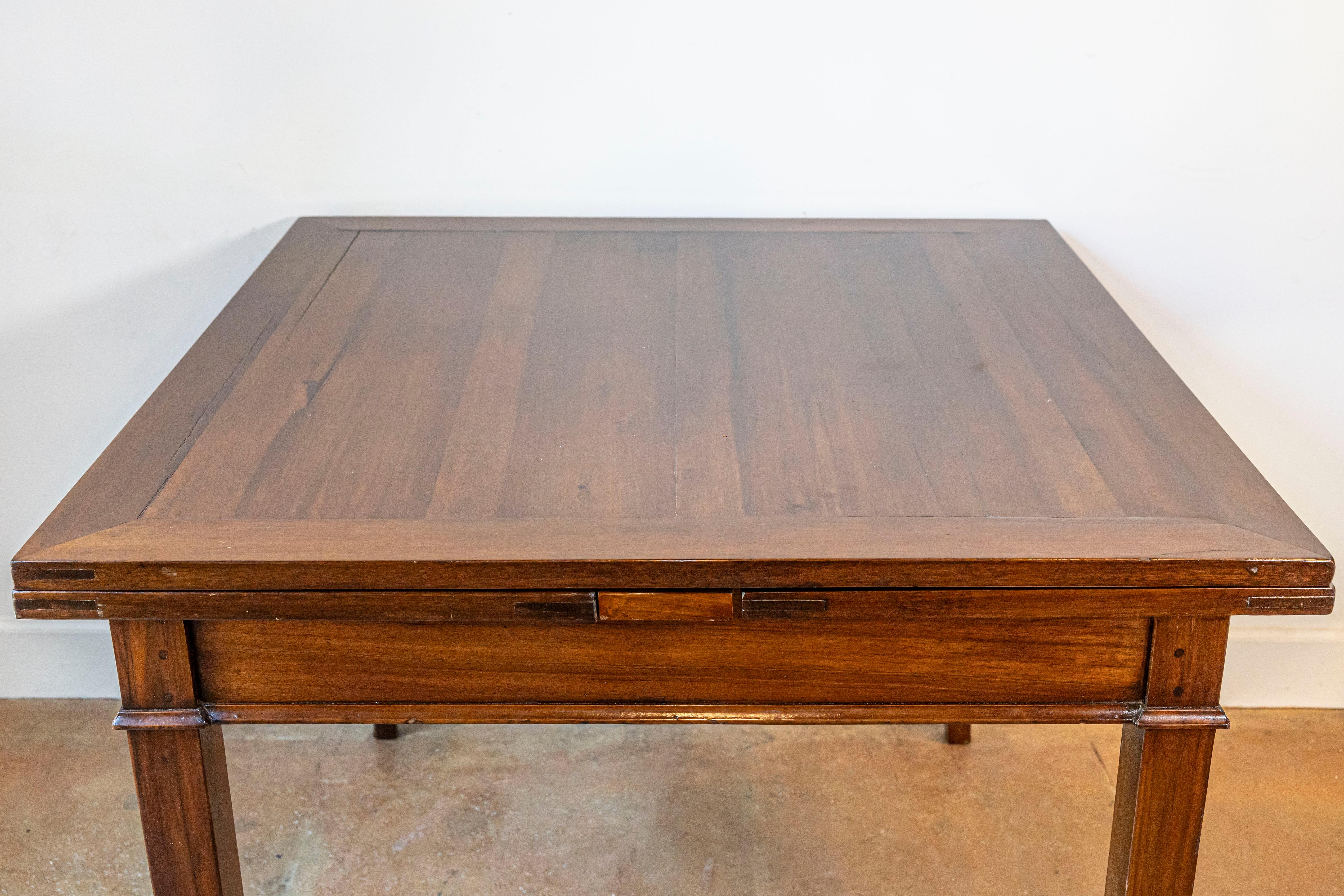 Italie, 19e siècle, table en noyer à deux allonges et pieds courbes Bon état - En vente à Atlanta, GA