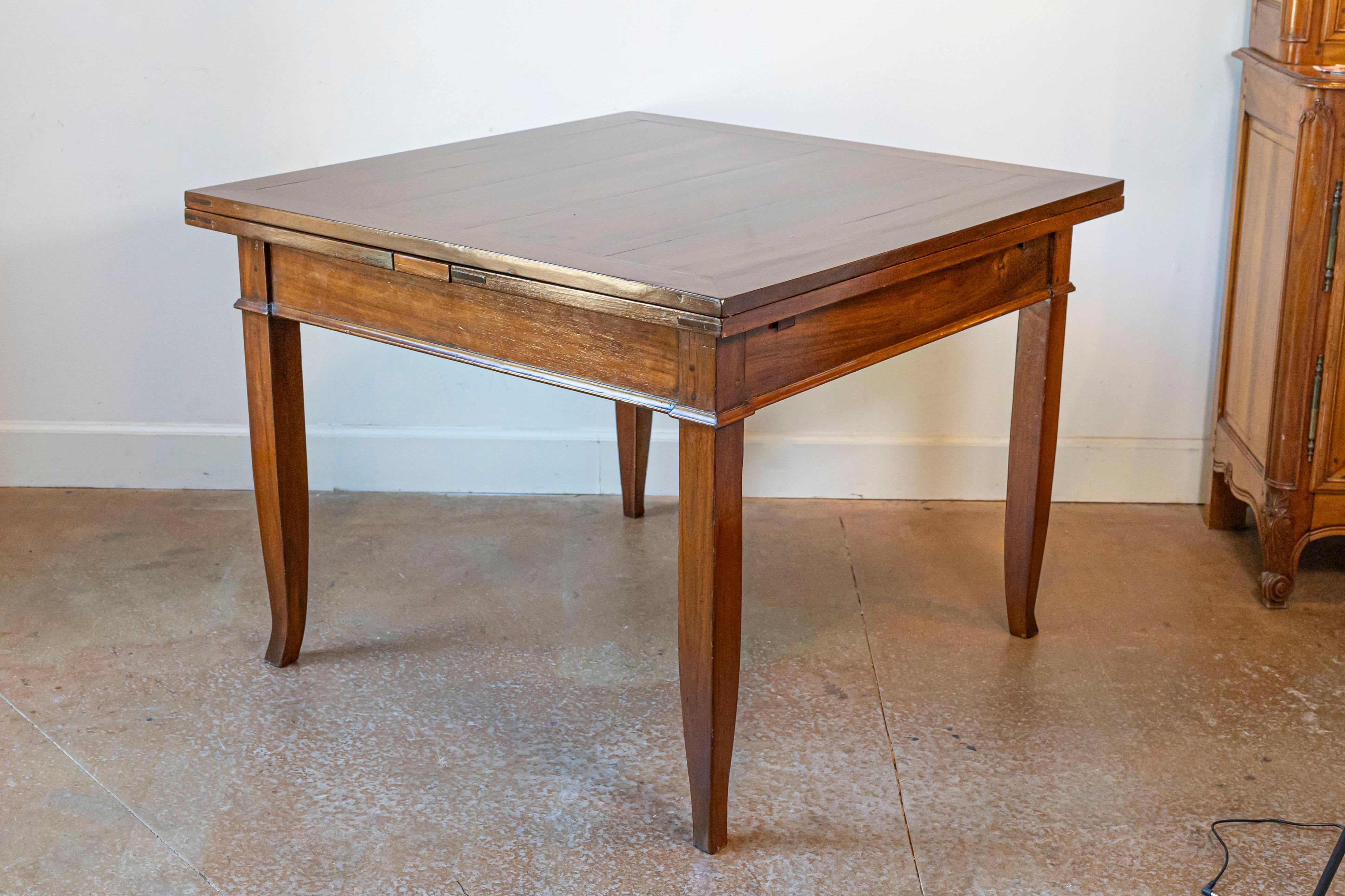 XIXe siècle Italie, 19e siècle, table en noyer à deux allonges et pieds courbes en vente