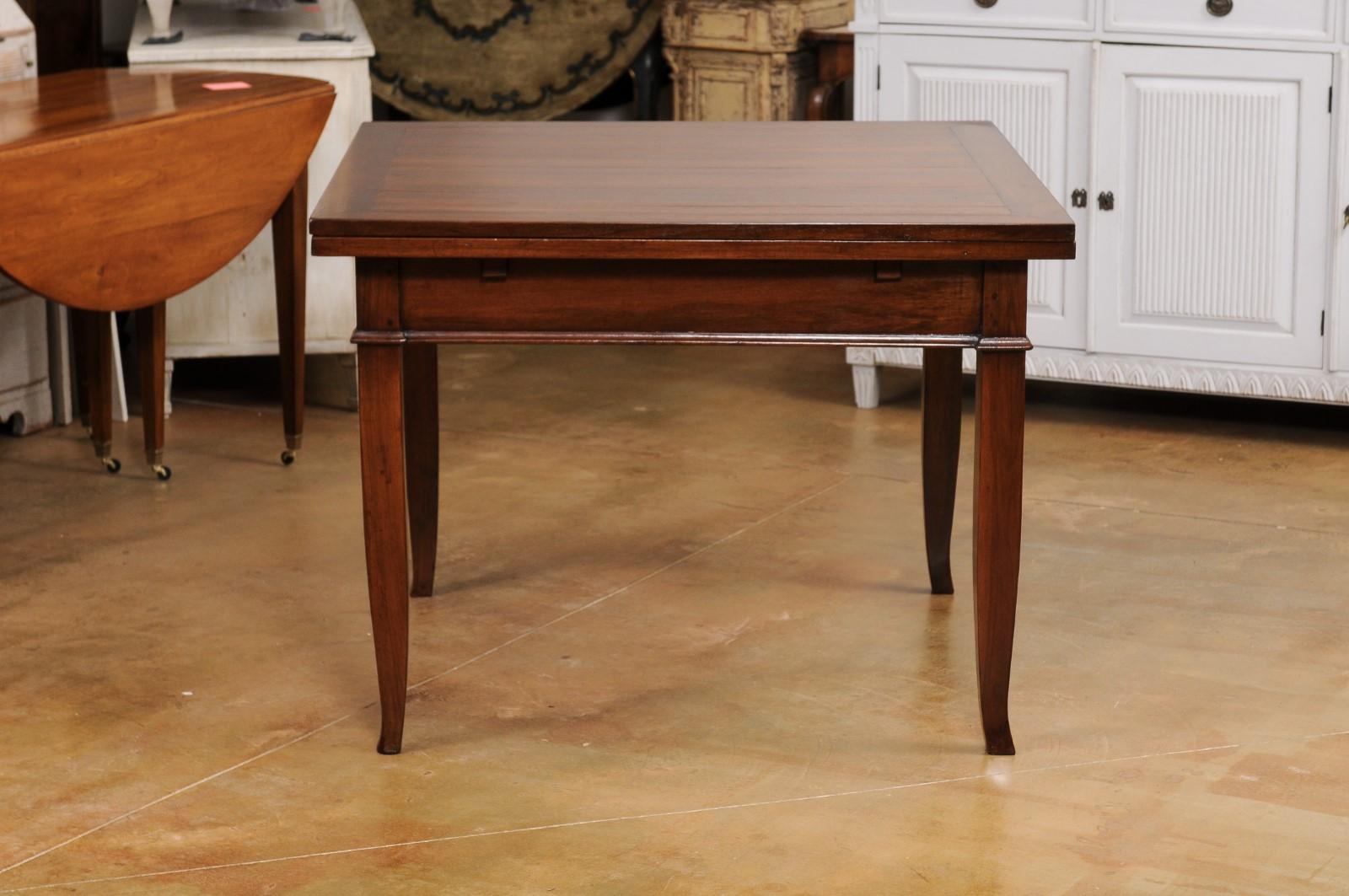 Italian, 19th Century, Walnut Table with Two Extending Leaves and Curving Legs For Sale 3