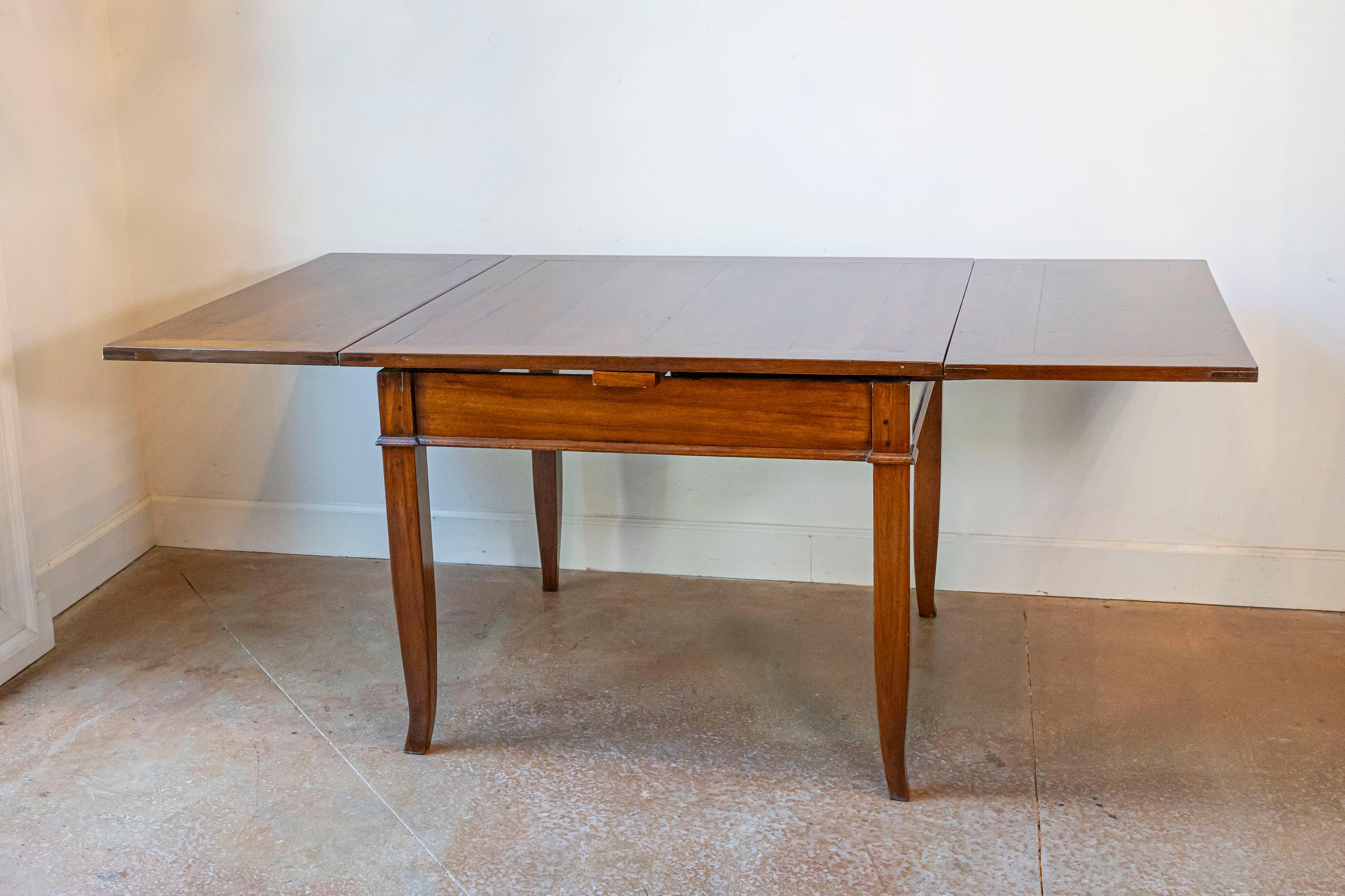 Noyer Italie, 19e siècle, table en noyer à deux allonges et pieds courbes en vente