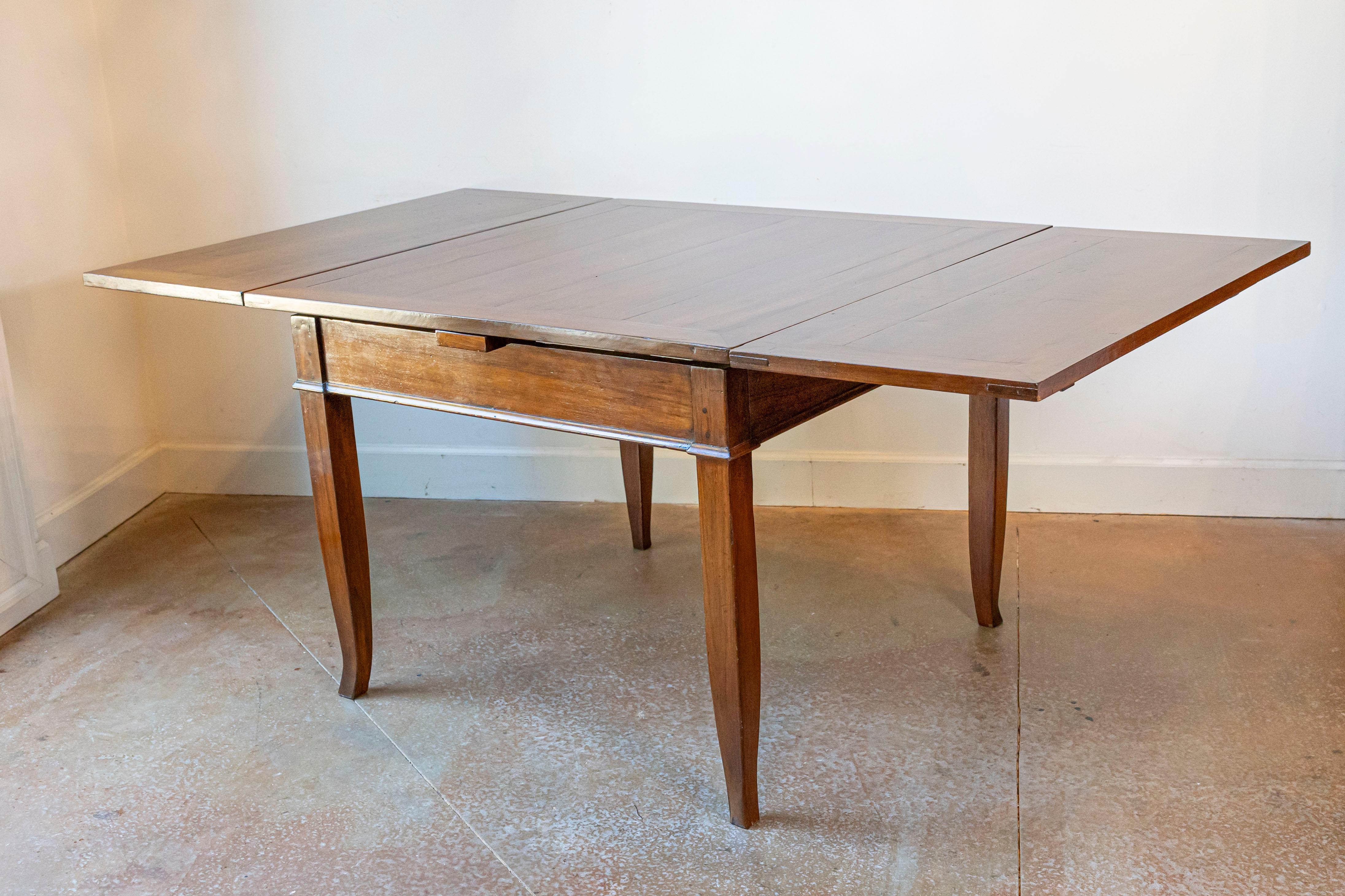 Italie, 19e siècle, table en noyer à deux allonges et pieds courbes en vente 1