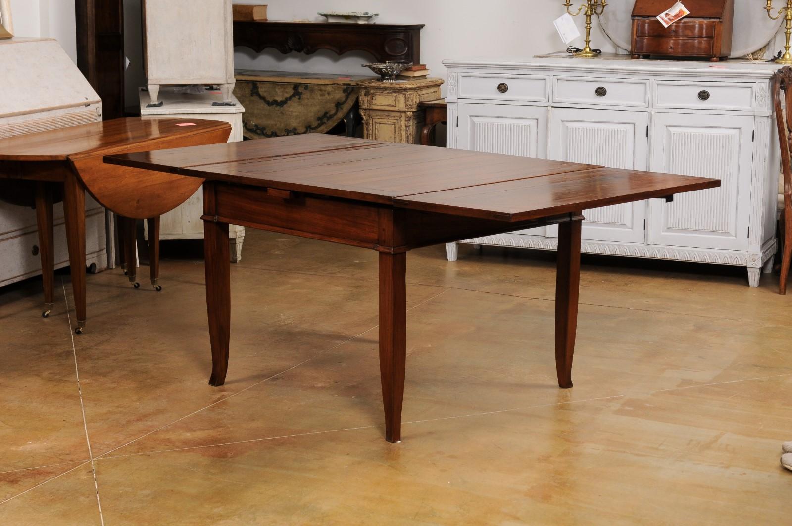 Italian, 19th Century, Walnut Table with Two Extending Leaves and Curving Legs For Sale 5